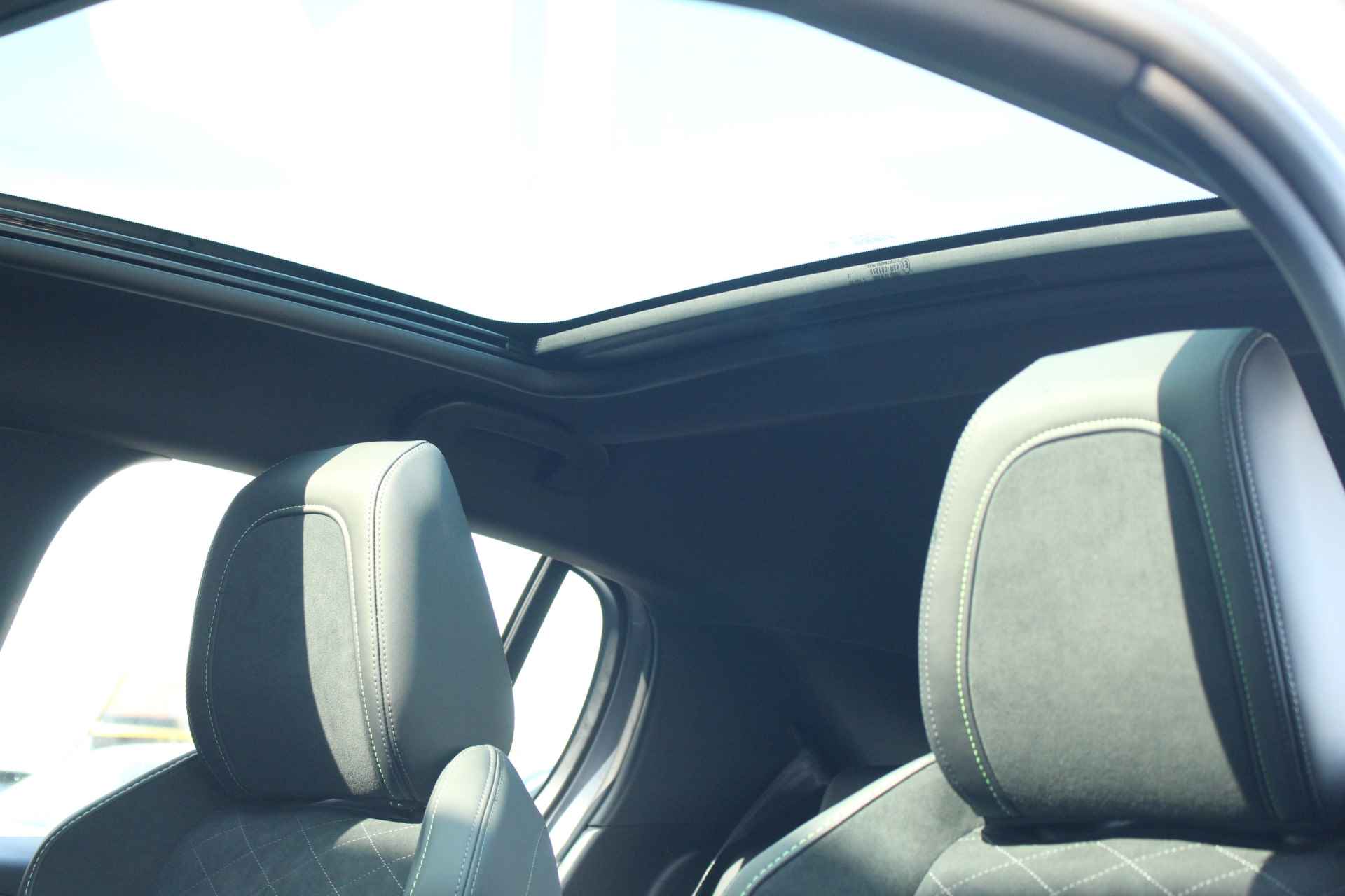 Peugeot 208 1.2 100PK GT Pack | Panorama Dak | Alcantara/Leer | Virtueel Dashboard | Navigatie | Camera | Apple/Android Carplay | Adapt. Cruise | Clima | LED | 17" Lichtmetaal | Parkeersensoren Rondom - 5/41