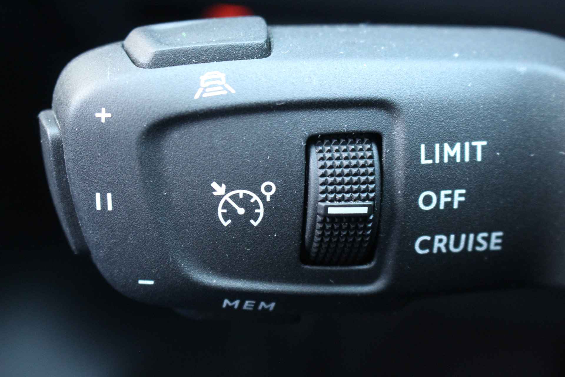 Peugeot 208 1.2 100PK GT Pack | Panorama Dak | Alcantara/Leer | Virtueel Dashboard | Navigatie | Camera | Apple/Android Carplay | Adapt. Cruise | Clima | LED | 17" Lichtmetaal | Parkeersensoren Rondom - 10/41