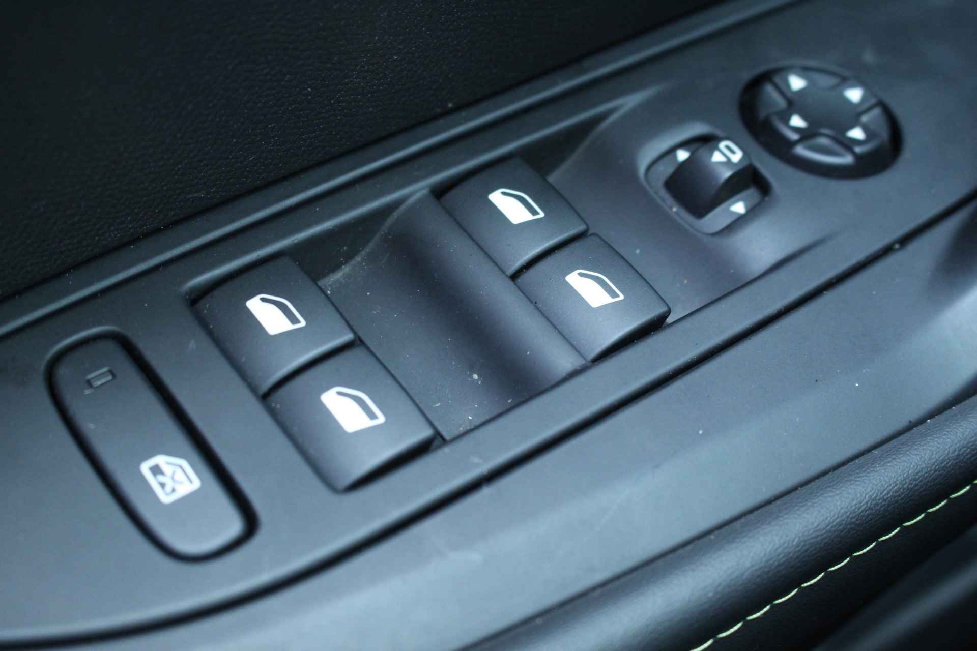 Peugeot 208 1.2 100PK GT Pack | Panorama Dak | Alcantara/Leer | Virtueel Dashboard | Navigatie | Camera | Apple/Android Carplay | Adapt. Cruise | Clima | LED | 17" Lichtmetaal | Parkeersensoren Rondom - 29/41