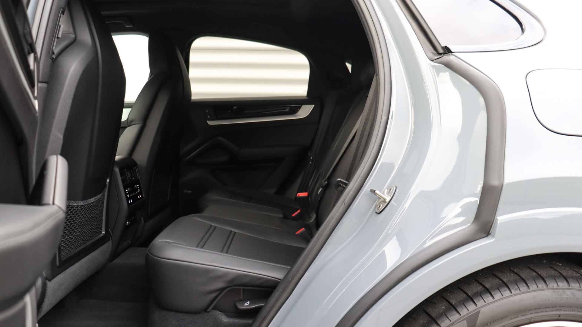 Porsche Cayenne Coupé 3.0 E-Hybrid SportDesign | Stoelventilatie | Head-up | Achterasbesturing | Soft-Close | BOSE Sound | Trekhaak - 31/44