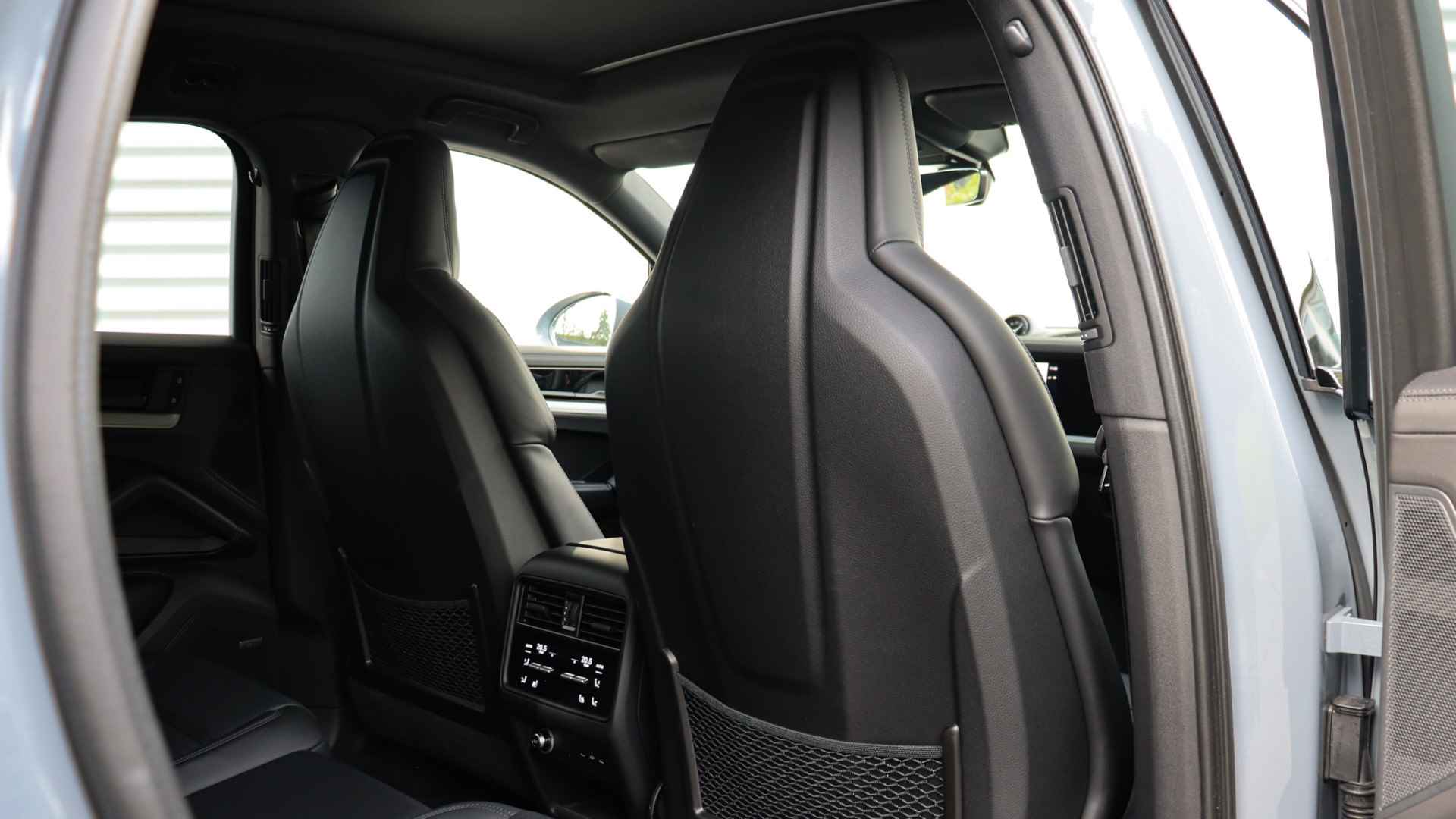 Porsche Cayenne Coupé 3.0 E-Hybrid SportDesign | Stoelventilatie | Head-up | Achterasbesturing | Soft-Close | BOSE Sound | Trekhaak - 33/44