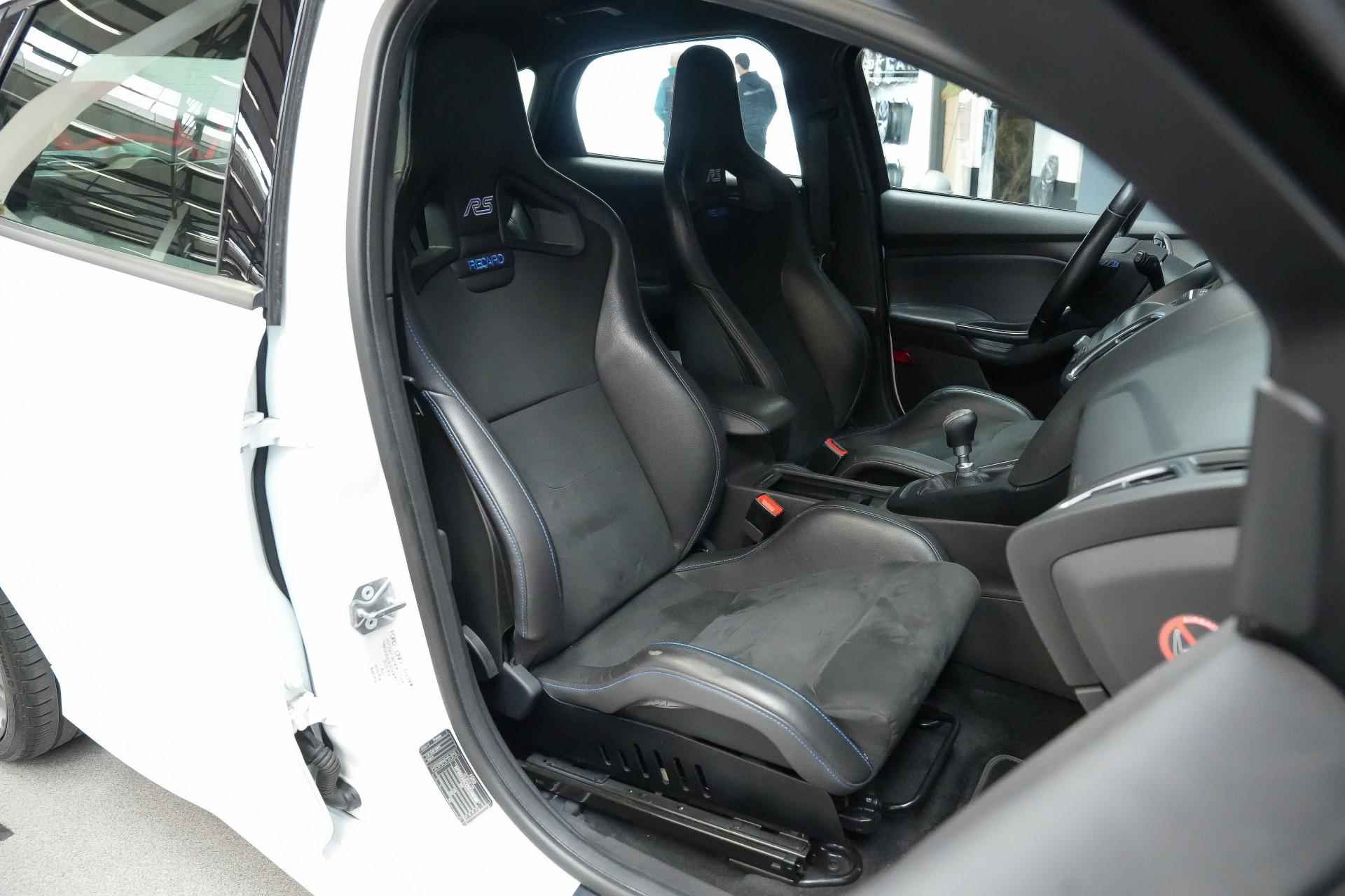 Ford Focus 2.3 350pk RS |BTW|schaalstoelen|Sony|bi-xenon|parkeer camera|bluetooth|cruise control|19"| - 33/36