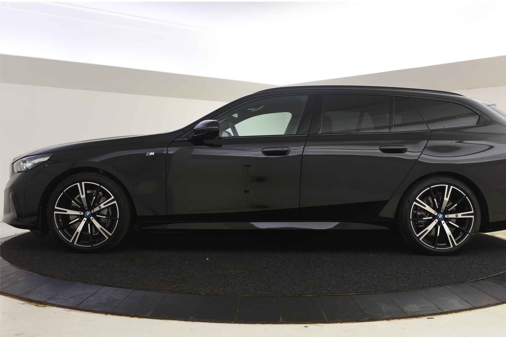 BMW i5 Touring eDrive40 High Executive M Sport 84 kWh / Trekhaak / Parking Assistant Professional / Adaptieve LED / Stoelventilatie / Driving Assistant Professional / Comfortstoelen - 4/50