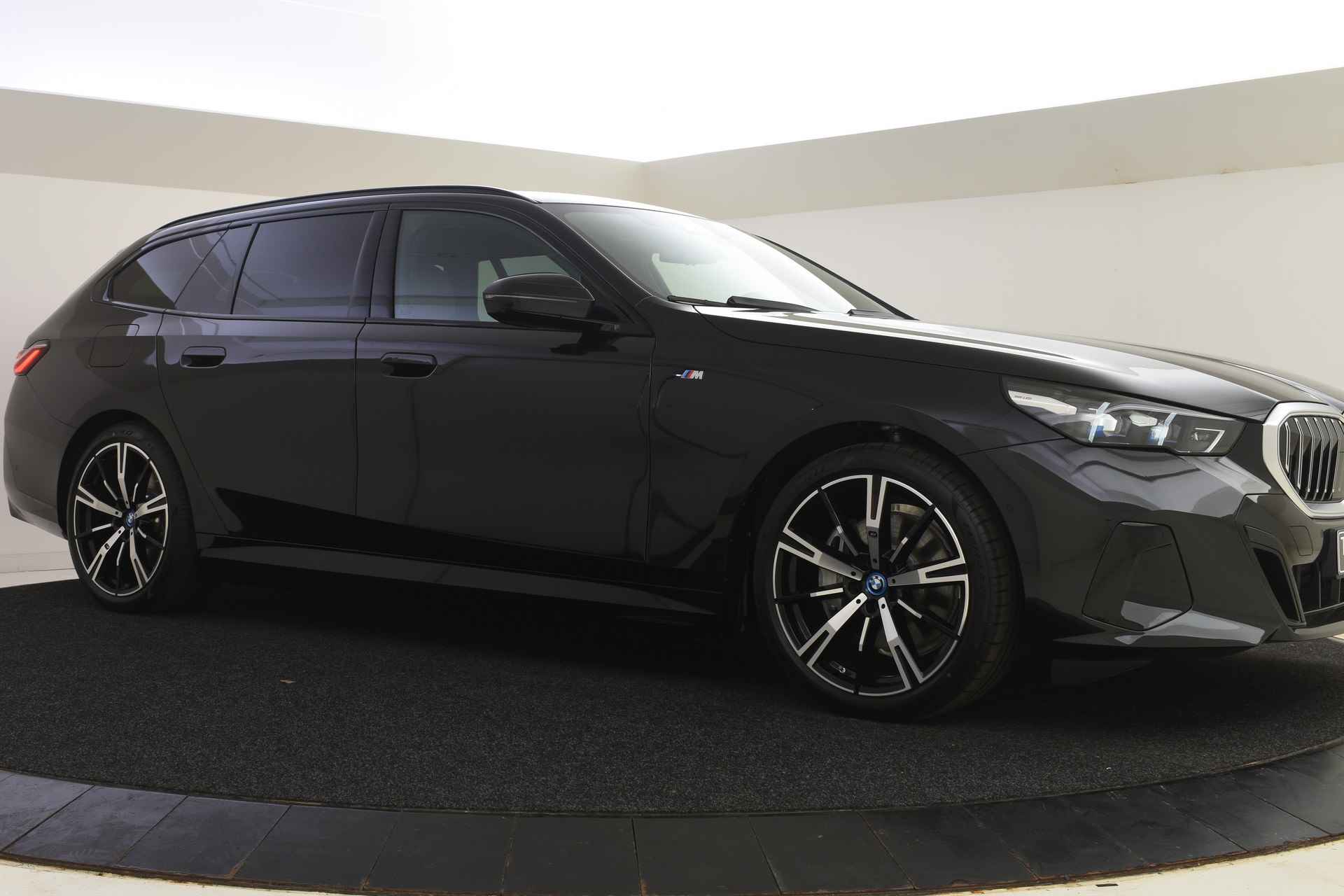 BMW i5 Touring eDrive40 High Executive M Sport 84 kWh / Trekhaak / Parking Assistant Professional / Adaptieve LED / Stoelventilatie / Driving Assistant Professional / Comfortstoelen - 23/50