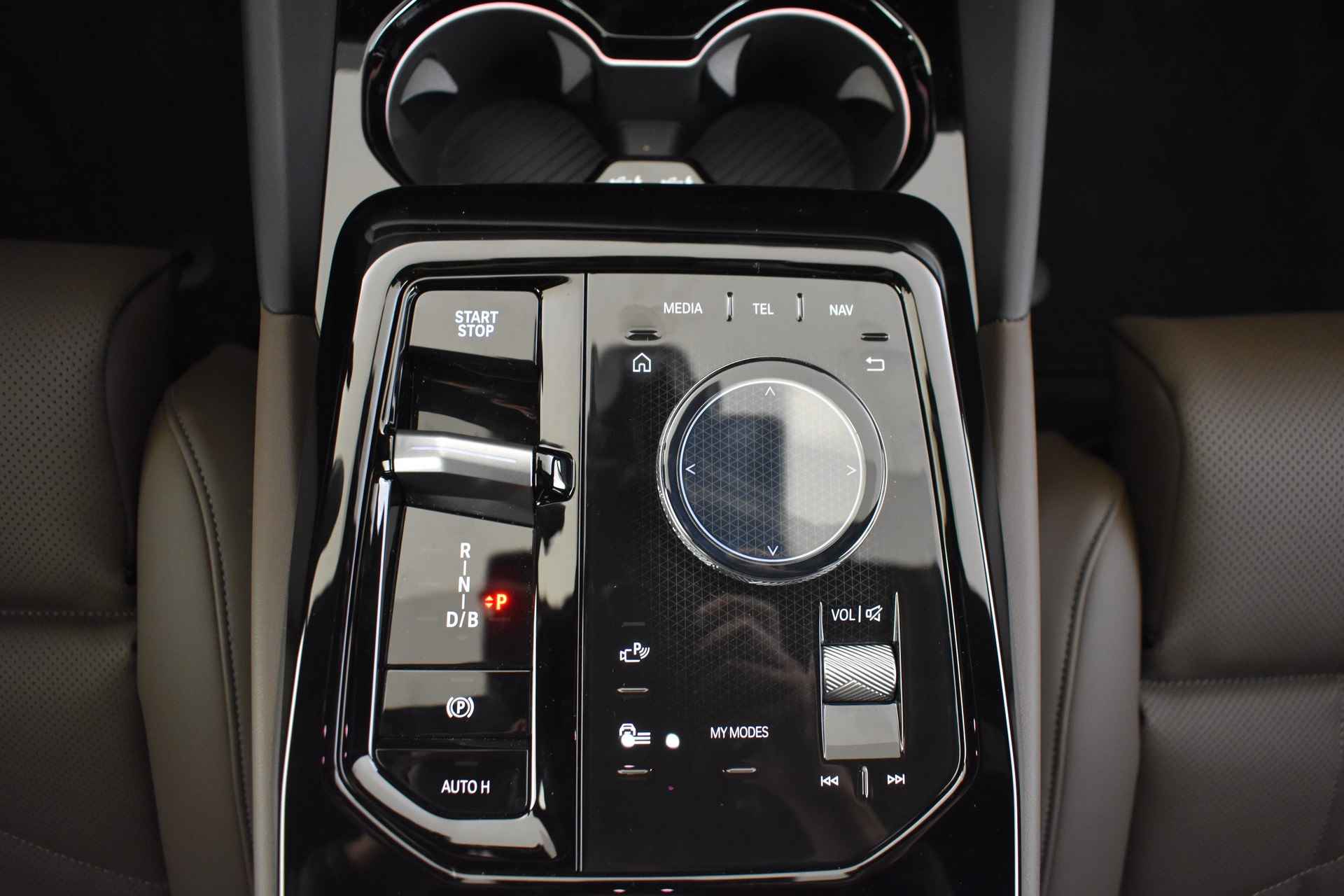 BMW i5 Touring eDrive40 High Executive M Sport 84 kWh / Trekhaak / Parking Assistant Professional / Adaptieve LED / Stoelventilatie / Driving Assistant Professional / Comfortstoelen - 26/50