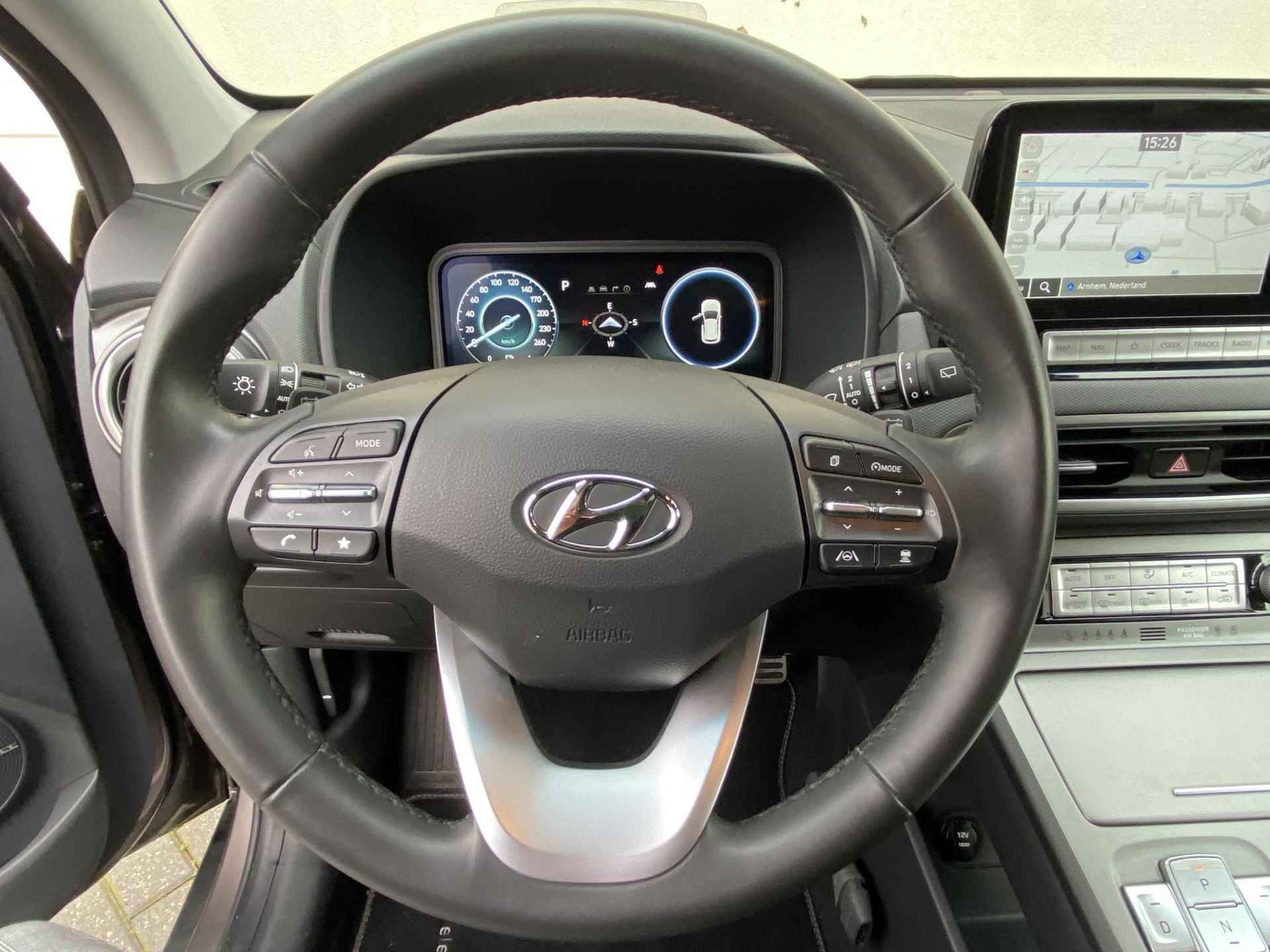 Hyundai Kona EV Fashion 39 kWh / Adaptieve Cruise Control / Climate Control / Navigatie / 2.000,- Euro Subsidie Mogelijk / - 28/47
