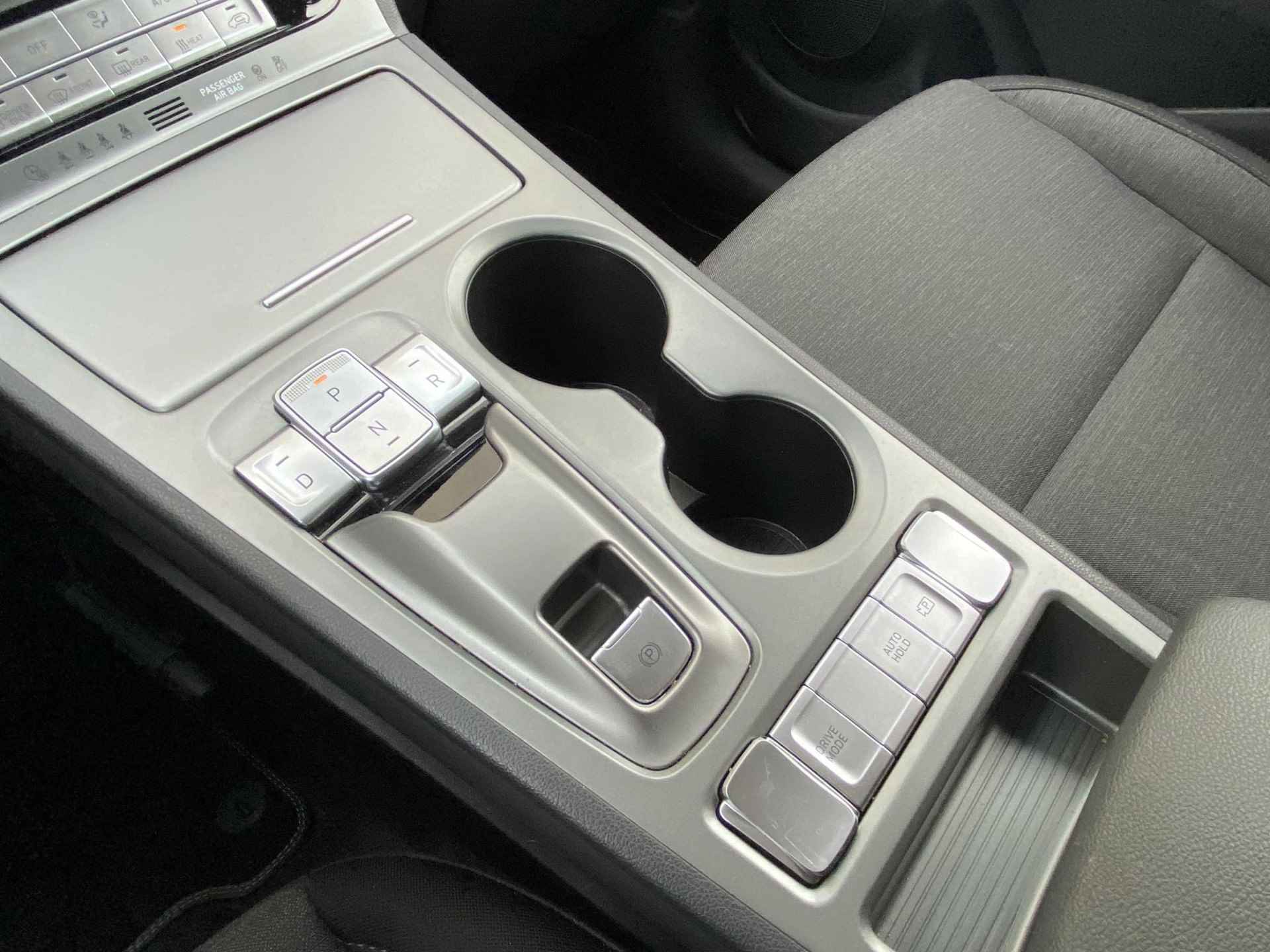 Hyundai Kona EV Fashion 39 kWh / Adaptieve Cruise Control / Climate Control / Navigatie / 2.000,- Euro Subsidie Mogelijk / - 38/47