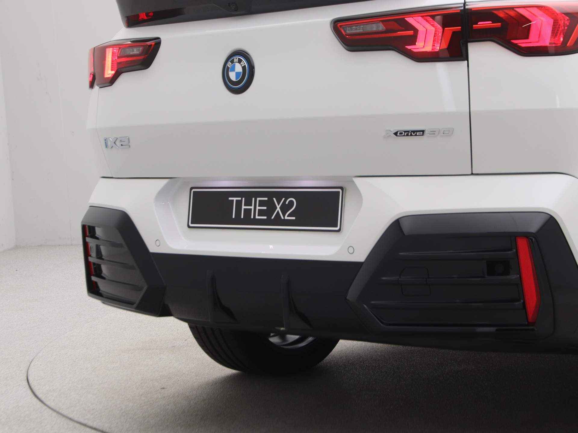 BMW iX2 xDrive30 65kWh M-Sport - 20/24