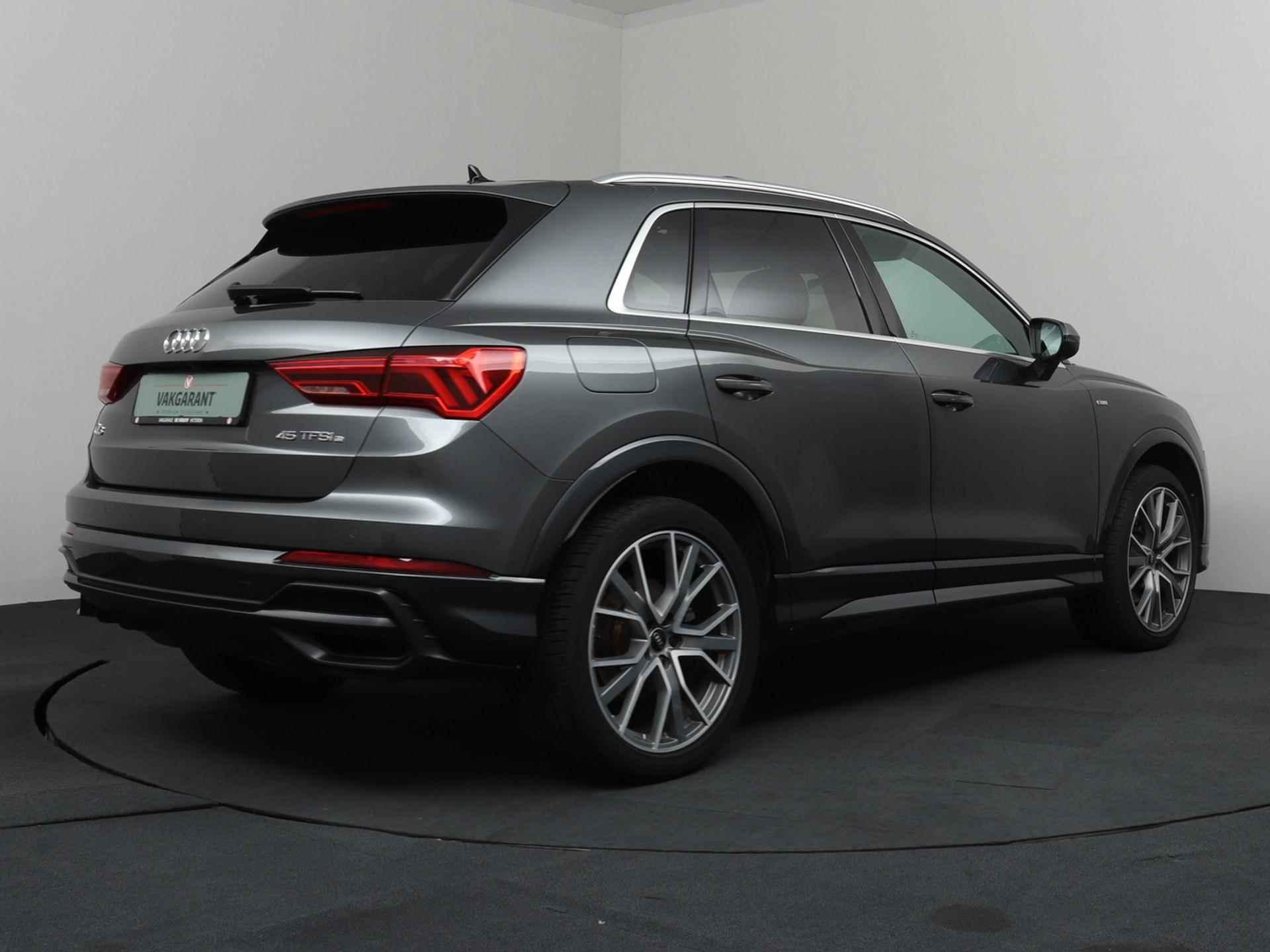 Audi Q3 45 TFSI e S edition PHEV MATRIX | Schuif-kanteldak | Leder | ACC - 2/45