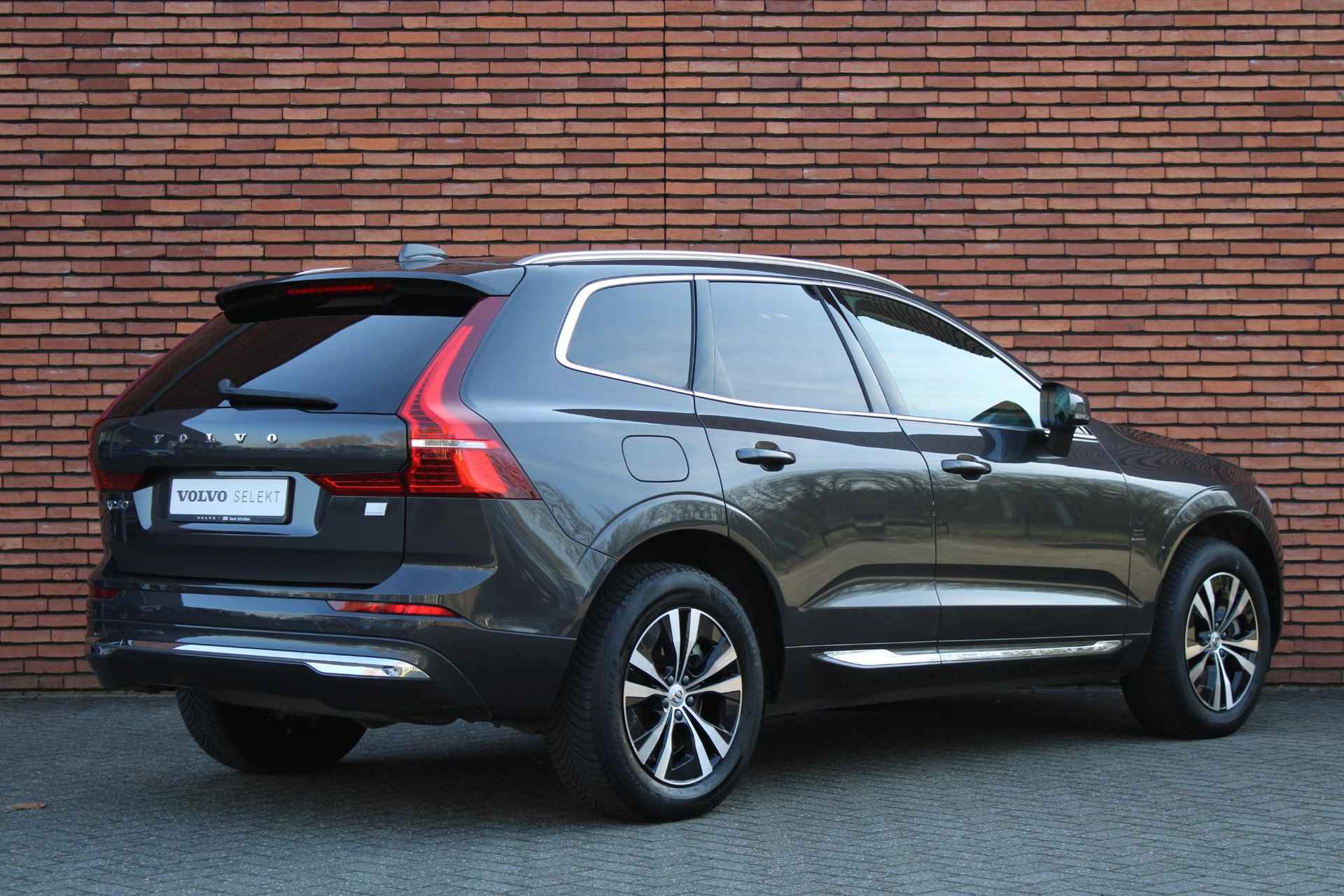 Volvo XC60 T6 Recharge 350PK Core Bright | Trekhaak | Parkeerverwarming | Verwarmbare Voorstoelen | Getint Glas | Adaptieve Cruise Control | BLIS Dodehoekdetectie | Apple Carplay | 18'' Lichtmetalen Velgen | Google Maps - 2/23