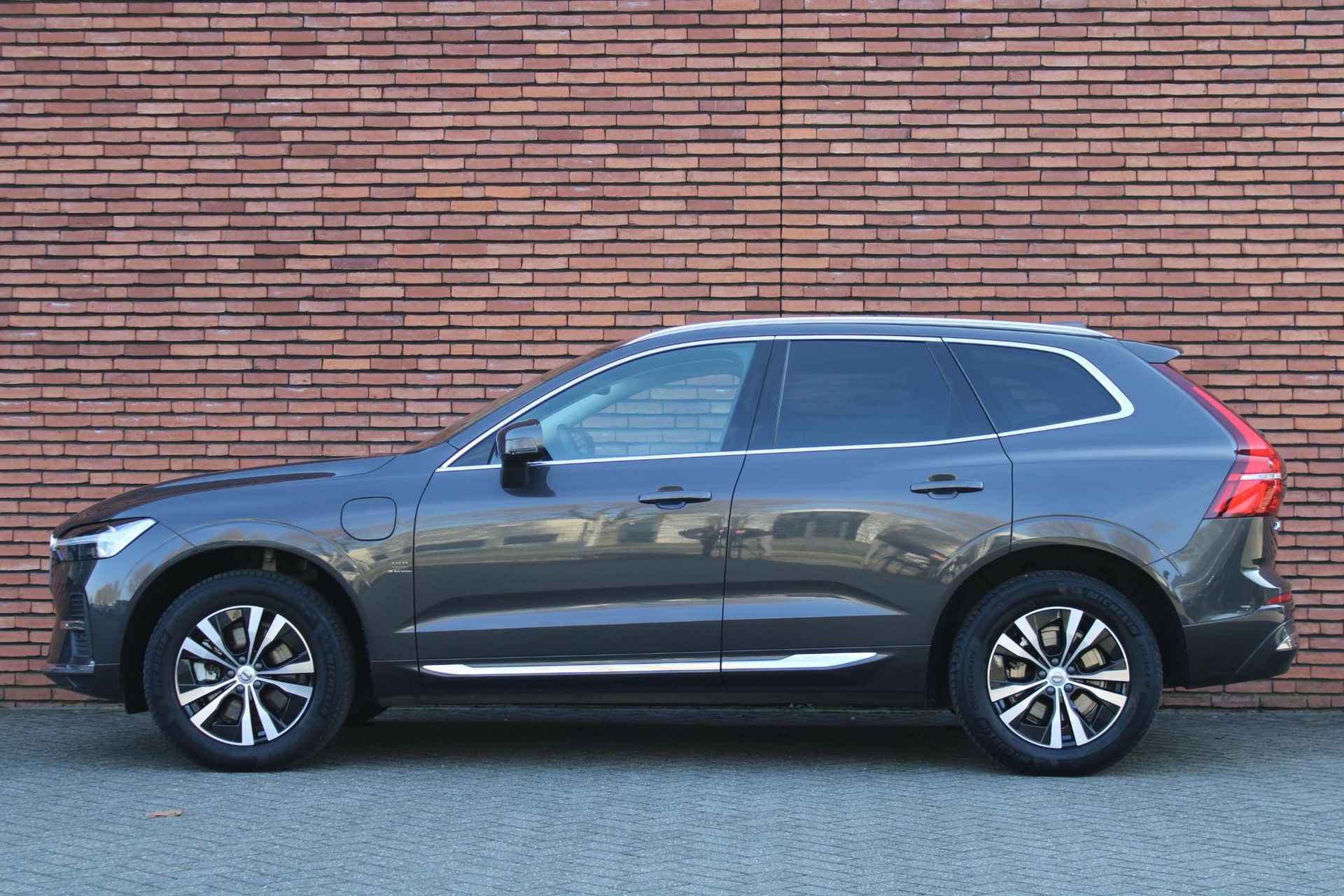 Volvo XC60 T6 Recharge 350PK Core Bright | Trekhaak | Parkeerverwarming | Verwarmbare Voorstoelen | Getint Glas | Adaptieve Cruise Control | BLIS Dodehoekdetectie | Apple Carplay | 18'' Lichtmetalen Velgen | Google Maps - 9/23