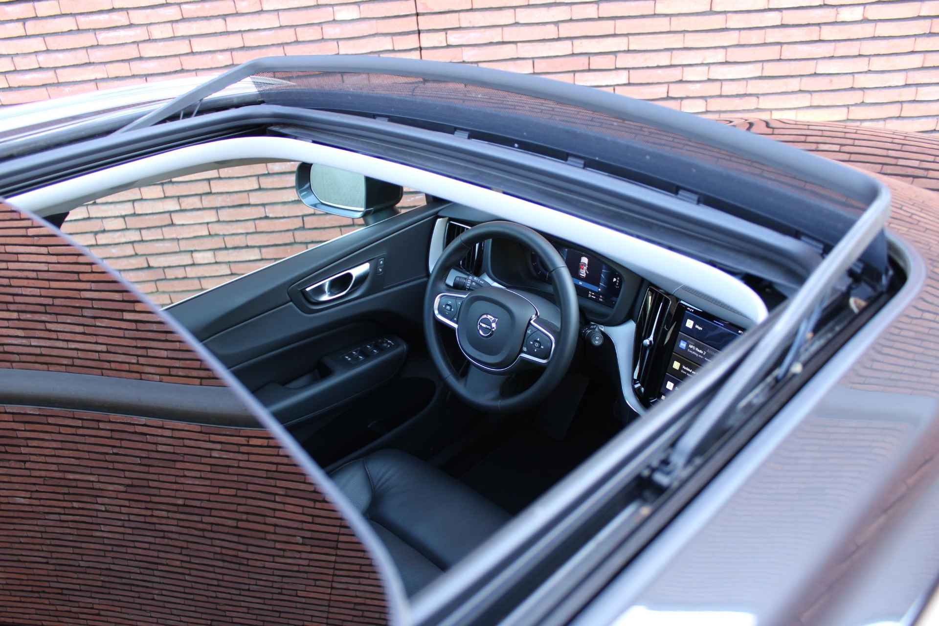 Volvo XC60 T6 Recharge 350PK Core Bright | Trekhaak | Parkeerverwarming | Verwarmbare Voorstoelen | Getint Glas | Adaptieve Cruise Control | BLIS Dodehoekdetectie | Apple Carplay | 18'' Lichtmetalen Velgen | Google Maps - 10/23