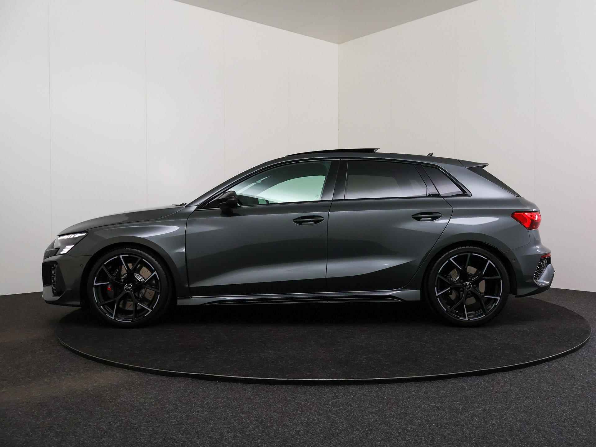 Audi RS3 Sportback 2.5 TFSI 400PK quattro | Pano.dak | RS-Sportuitlaat | Keyless entry | Matrix LED | Adapt. cruise | 19'' | Alcantara stuur | Top view camera | B&O - 6/67