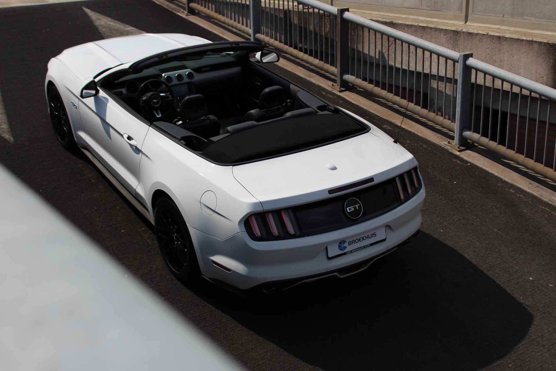 Ford Mustang Cabrio 5.0 V8 GT | DEALER OH! | UNIEKE STAAT! | STOELVERWARMING + KOELING | CUSTOM PACK | LEDER | SHAKER | CAMERA - 31/53