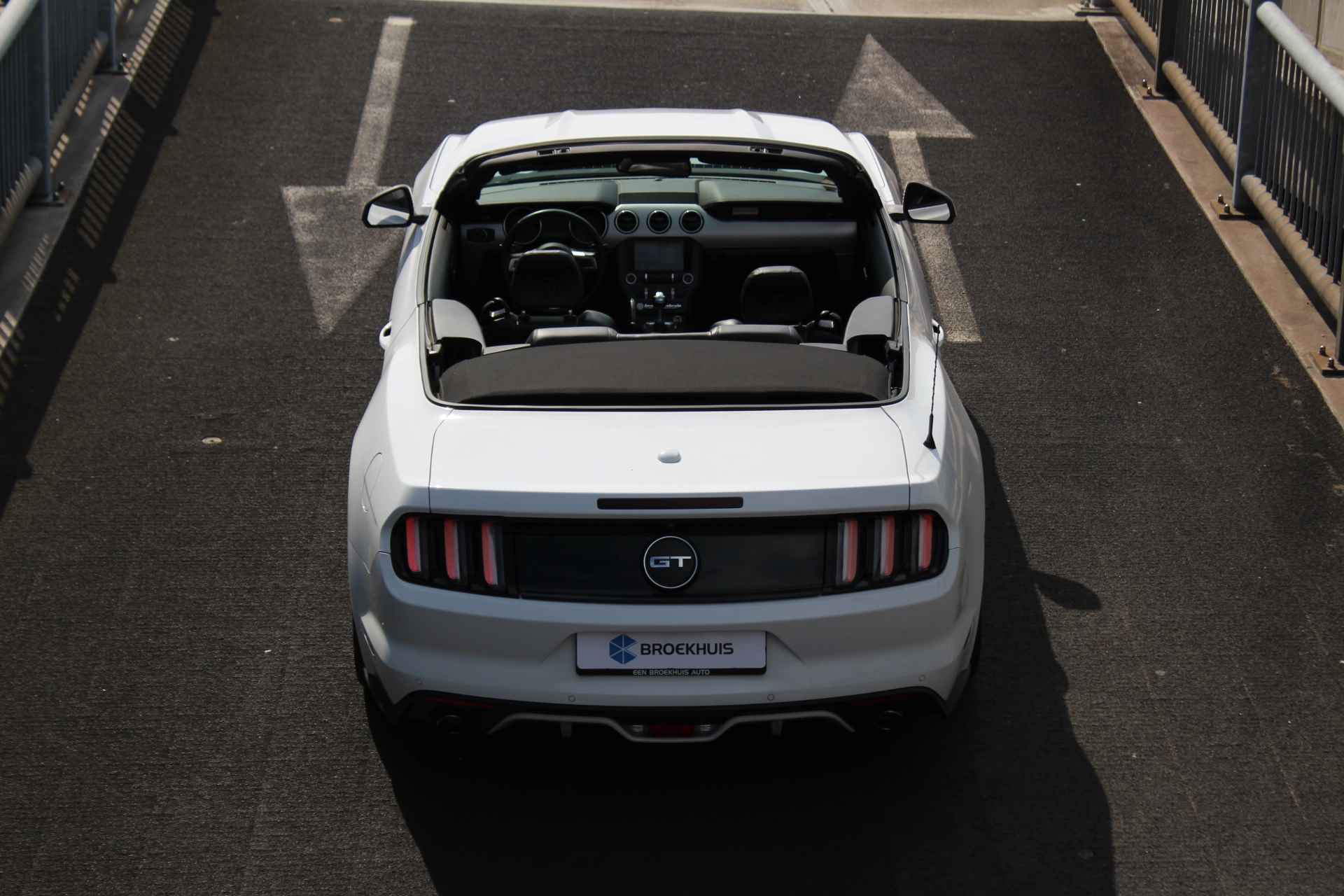 Ford Mustang Cabrio 5.0 V8 GT | DEALER OH! | UNIEKE STAAT! | STOELVERWARMING + KOELING | CUSTOM PACK | LEDER | SHAKER | CAMERA - 33/53