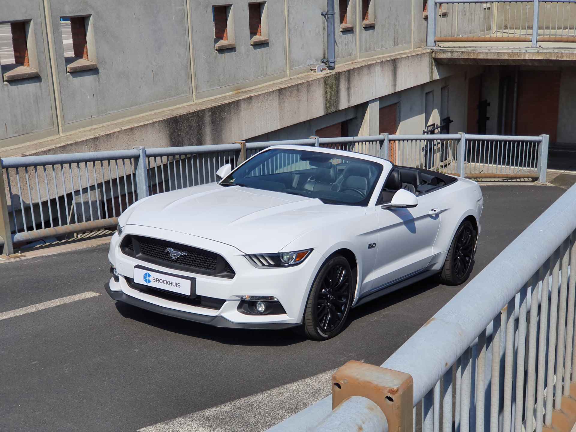 Ford Mustang Cabrio 5.0 V8 GT | DEALER OH! | UNIEKE STAAT! | STOELVERWARMING + KOELING | CUSTOM PACK | LEDER | SHAKER | CAMERA - 42/53