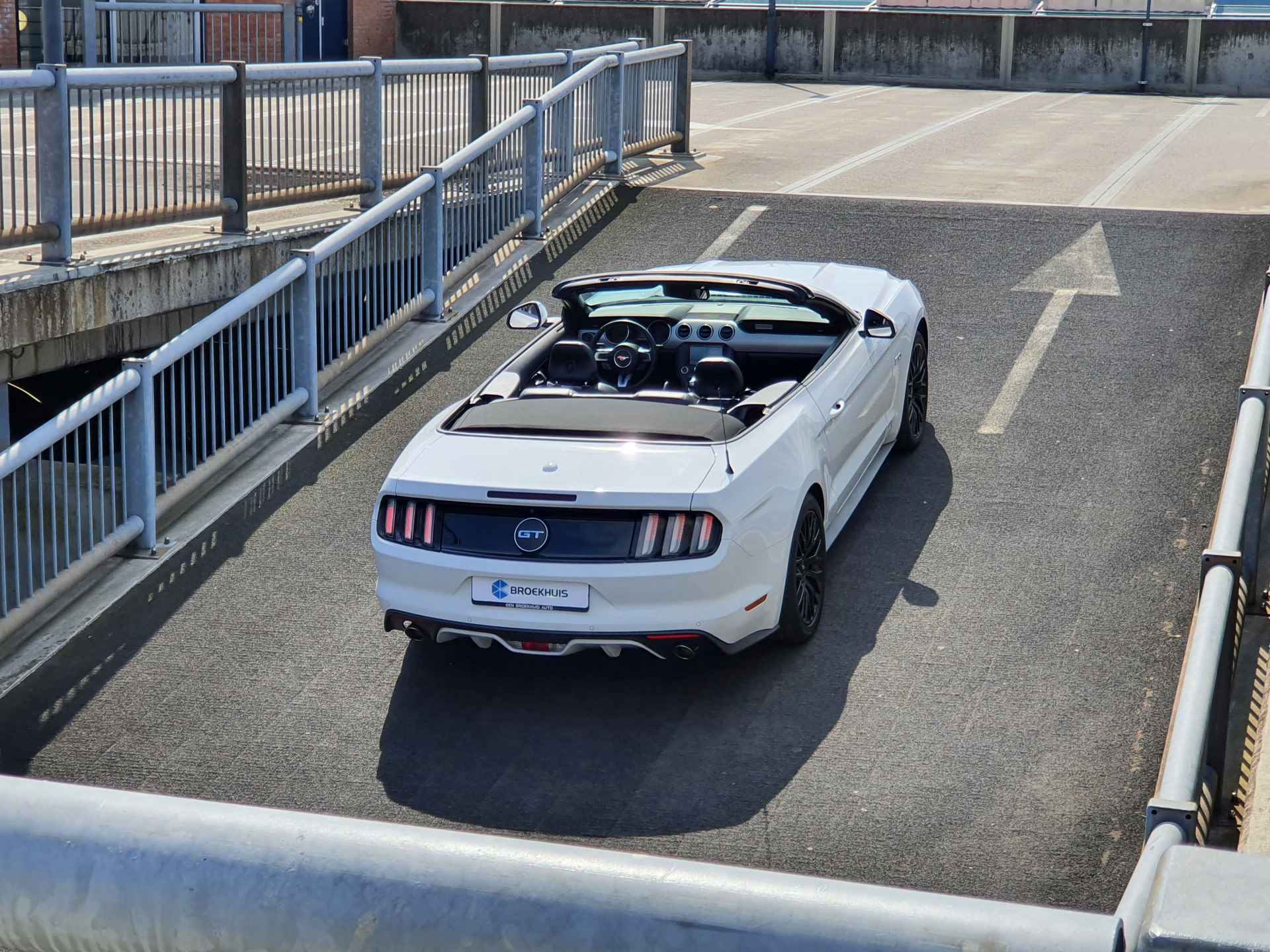 Ford Mustang Cabrio 5.0 V8 GT | DEALER OH! | UNIEKE STAAT! | STOELVERWARMING + KOELING | CUSTOM PACK | LEDER | SHAKER | CAMERA - 45/53