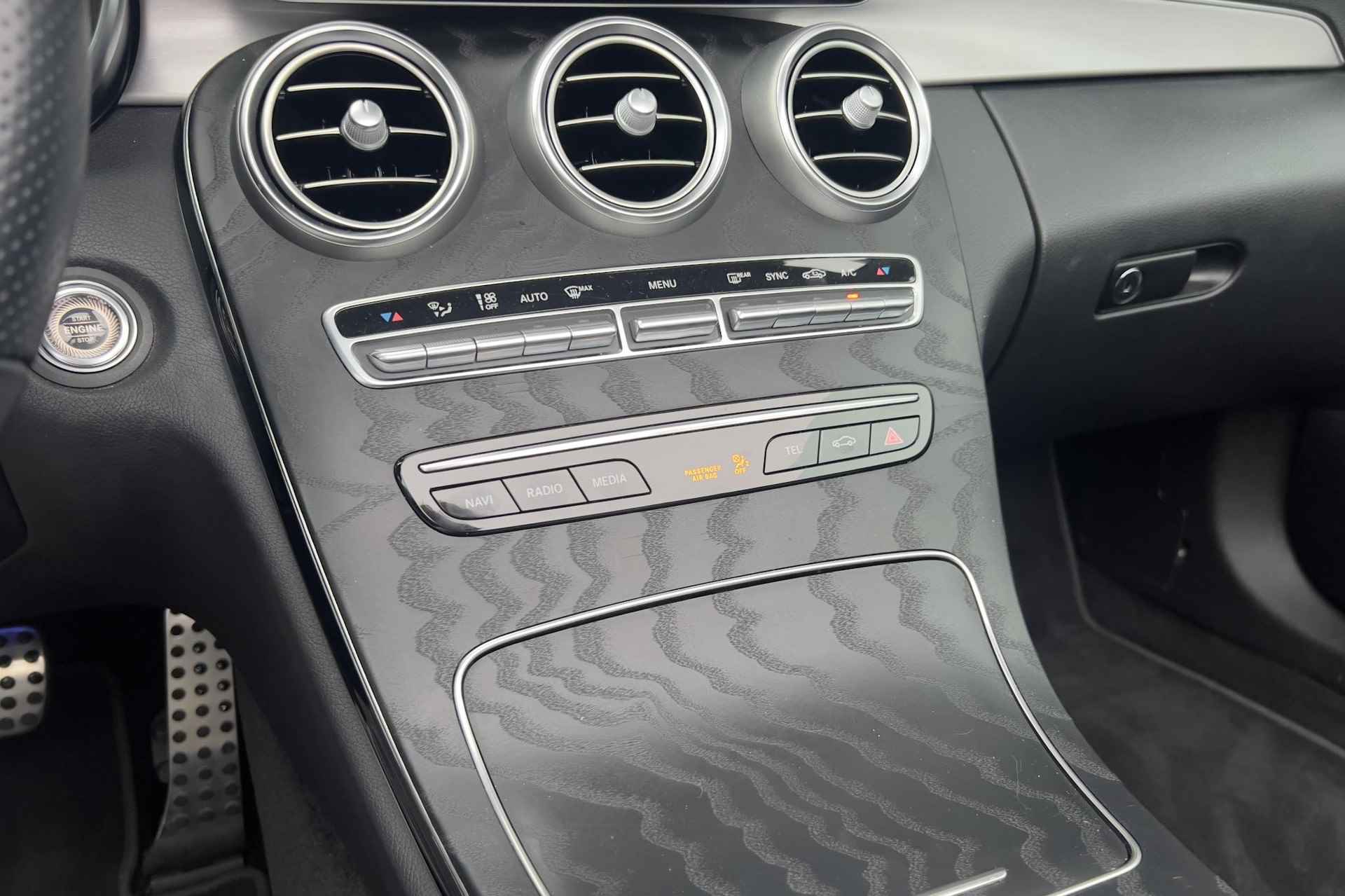 Mercedes-Benz C-klasse C 180 Cabriolet Automaat AMG Line | Stoelventilatie | LED | Sfeerverlichting | Airscarf | Parktronic | Spiegelpakket | Zitcomfortpakket - 13/25