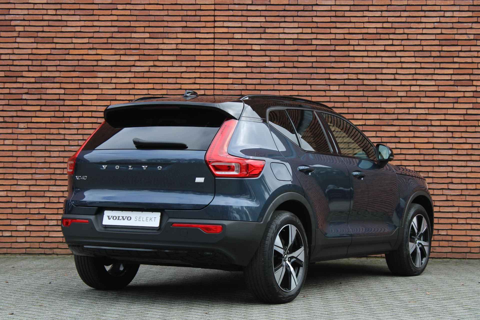 Volvo XC40 T5 AUT7 262PK Recharge R-Design, Glazen Panoramisch schuif-/kanteldak,  Semi-elektrische trekhaak, "Fish-Eye" 360 graden camera, Adaptieve Cruise Control, Pilot Assist, Stoelverwarming, Stuurwielverwarming, - 2/23