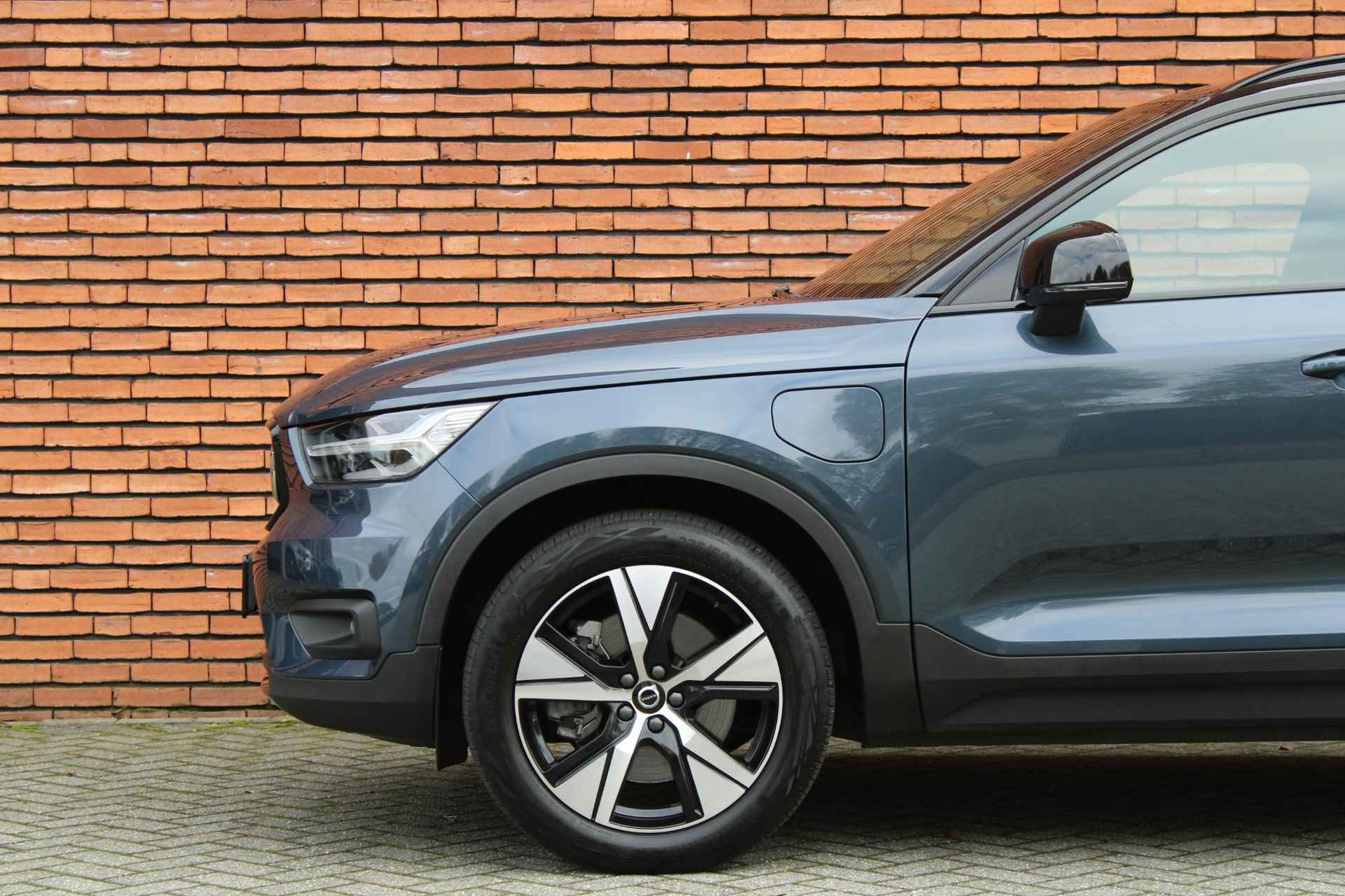 Volvo XC40 T5 AUT7 262PK Recharge R-Design, Glazen Panoramisch schuif-/kanteldak,  Semi-elektrische trekhaak, "Fish-Eye" 360 graden camera, Adaptieve Cruise Control, Pilot Assist, Stoelverwarming, Stuurwielverwarming, - 9/23