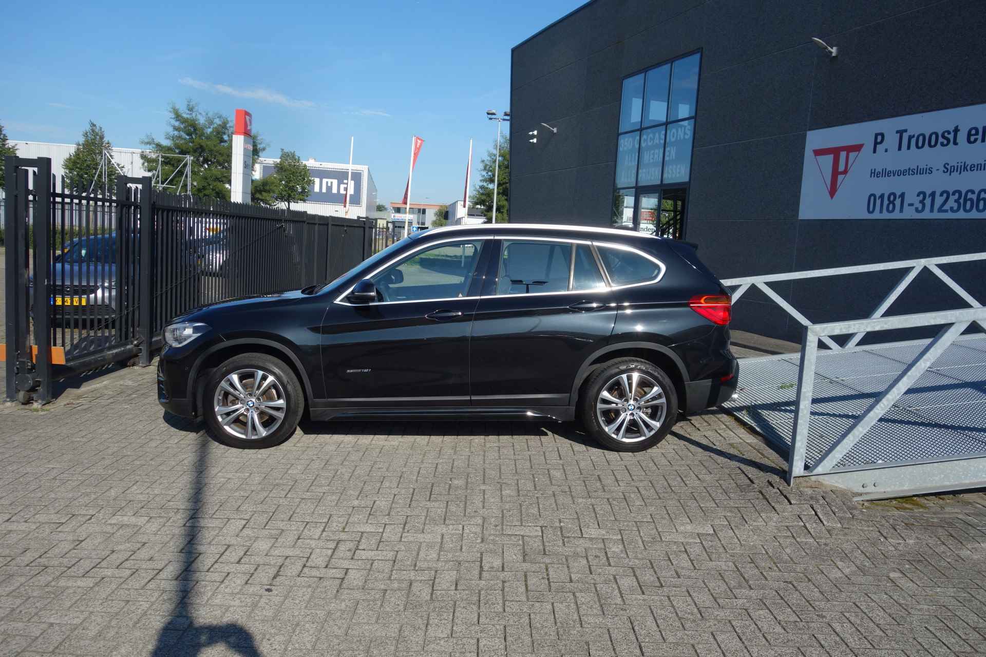 BMW X1 sDrive18i Executive AUTOMAAT/NAVIGATIE/CLIMATRONIC-AIRCO/L.M. VELGEN 18 INCH/PARKEER CAMERA & SENSOREN VOOR &ACHTER/BLEUTOOTH/CR - 2/28