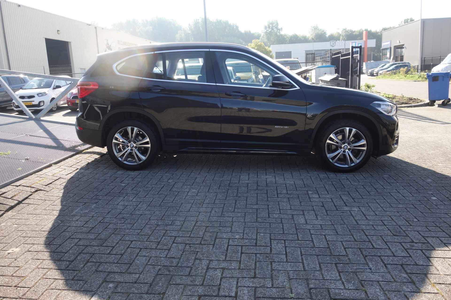 BMW X1 sDrive18i Executive AUTOMAAT/NAVIGATIE/CLIMATRONIC-AIRCO/L.M. VELGEN 18 INCH/PARKEER CAMERA & SENSOREN VOOR &ACHTER/BLEUTOOTH/CR - 9/28