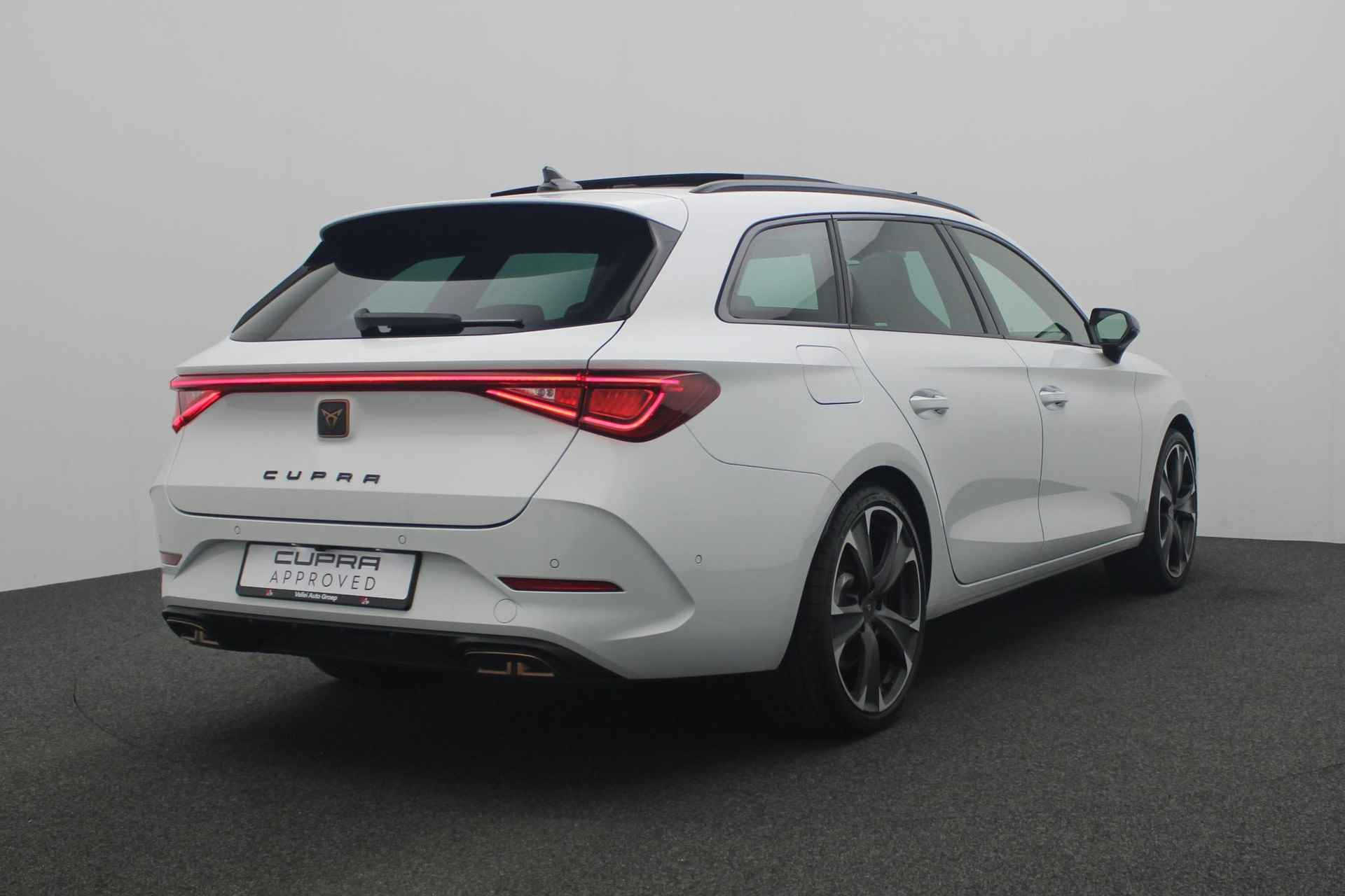 CUPRA Leon Sportstourer 1.4 245PK DSG e-Hybrid VZ Performance | Pano | Matrix LED | Adaptief onderstel | Geheugenstoel | Camera | Navi | Stuur-/stoelverwarming | Sportonderstel | ACC | Keyless - 4/42