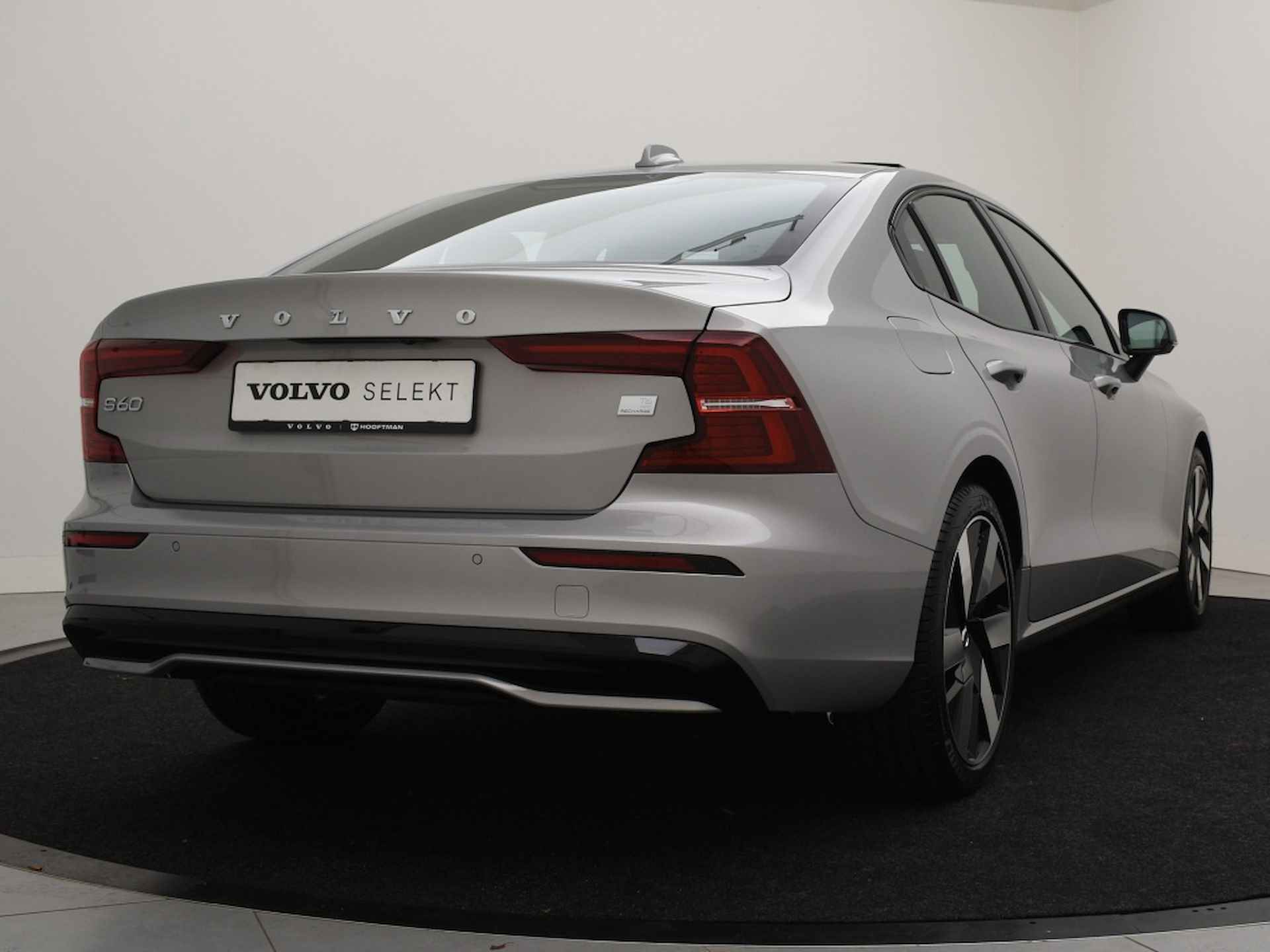 Volvo S60 T6 PLUG-IN HYBRID LONG RANGE PLUS DARK SCHUIFDAK 19INCH HARMAN K - 4/39