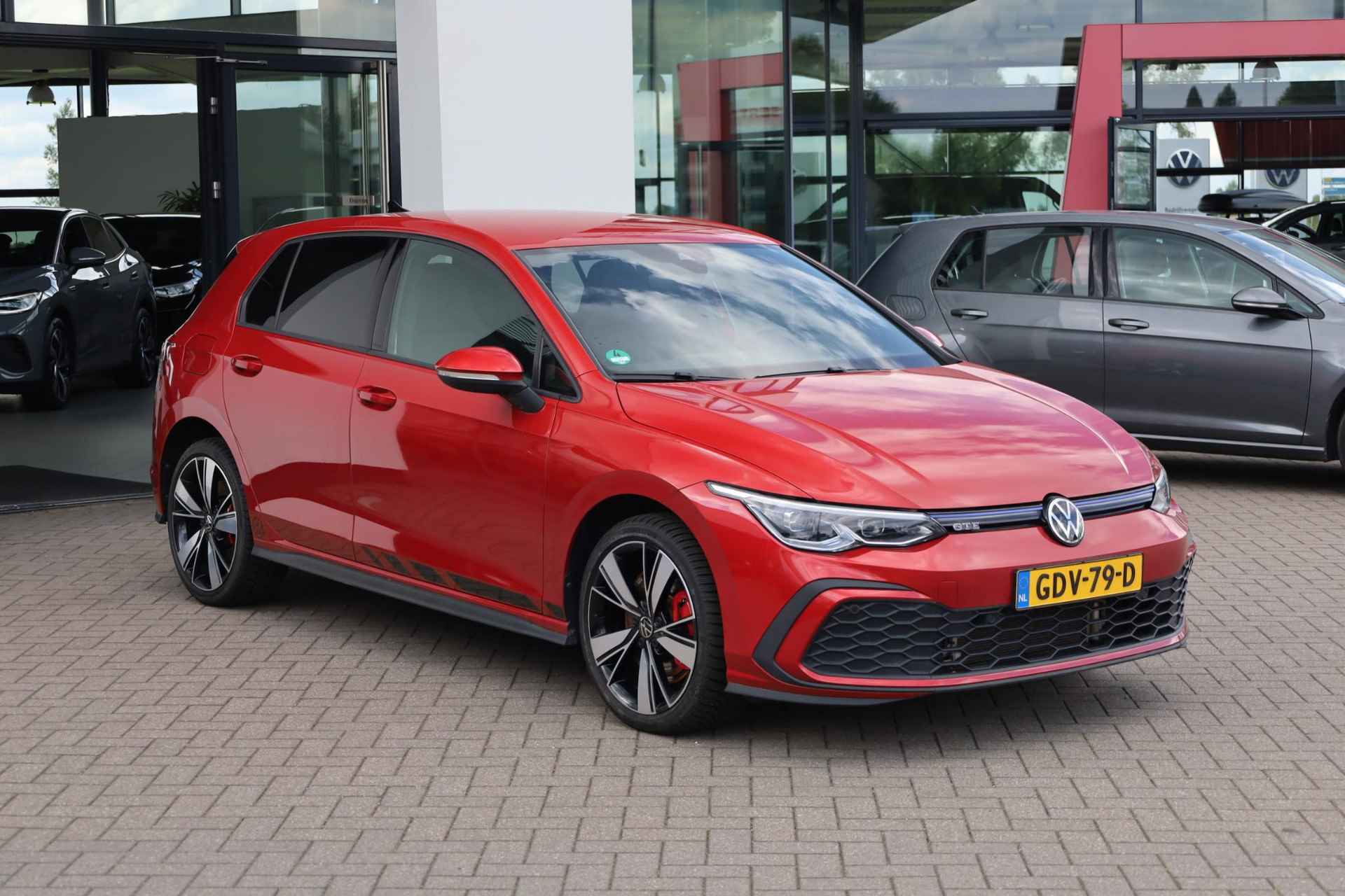 Volkswagen Golf 1.4 eHybrid GTE 245PK / 180kW, Spiegelpakket met memory en logoprojectie, 18'' 'Bakerfield' LMV, verwarmbaar stuur, LED plus, proactieve inzittendenbescherming, side assist, dodehoek detectie, privacy glas, spraakbediening, draadloos telefoon laden, keyless start, digital cockpit pro, draadloos app connect, discover media navigatie, verwarmbare voorstoelen, adaptieve cruise control (acc), DAB+ - 5/50