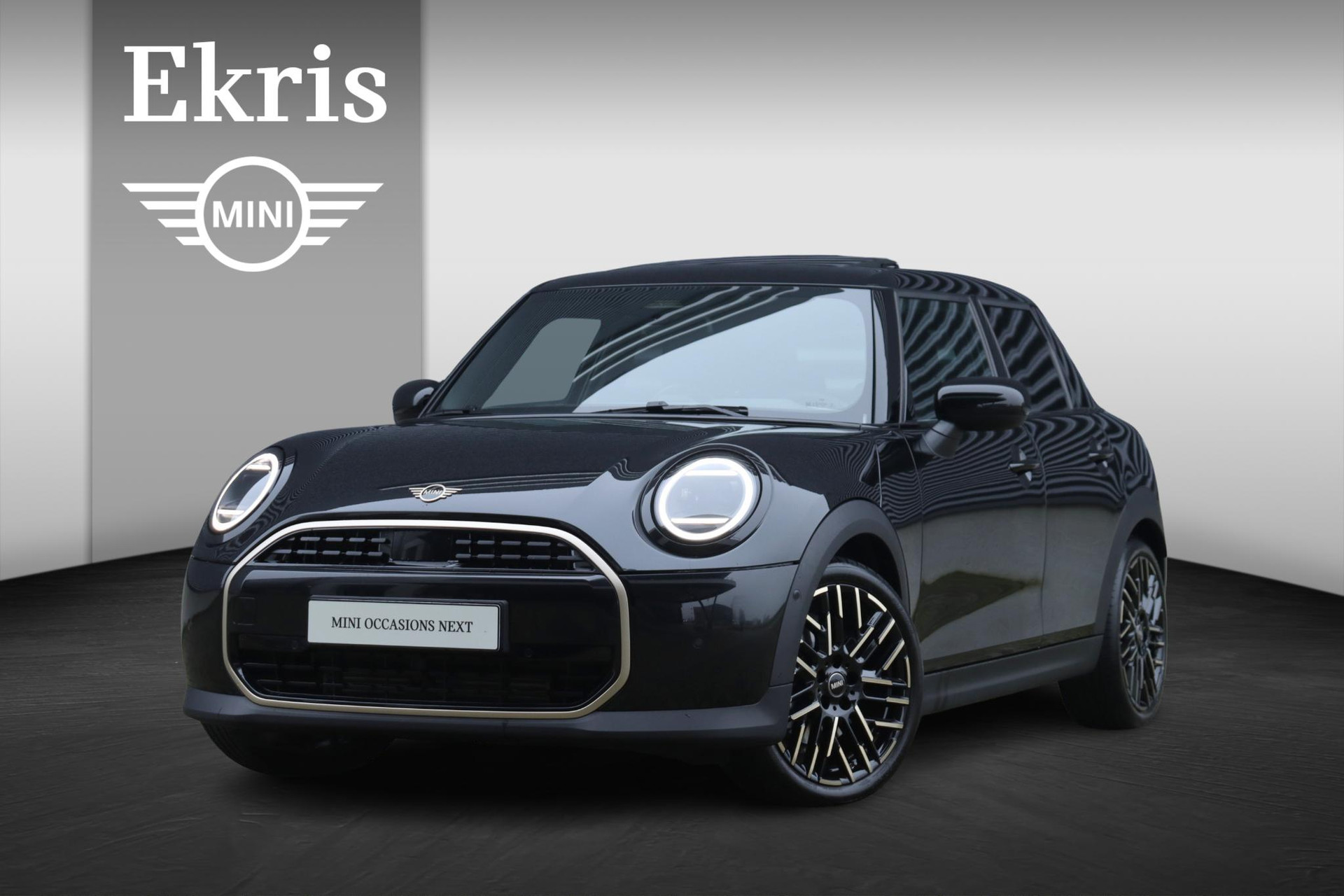 Mini 5-deurs Cooper C | Favoured Trim + Pakket M + Panodak + Head-Up + Comfort Acces + Full LED + Camera + 18'' LMV