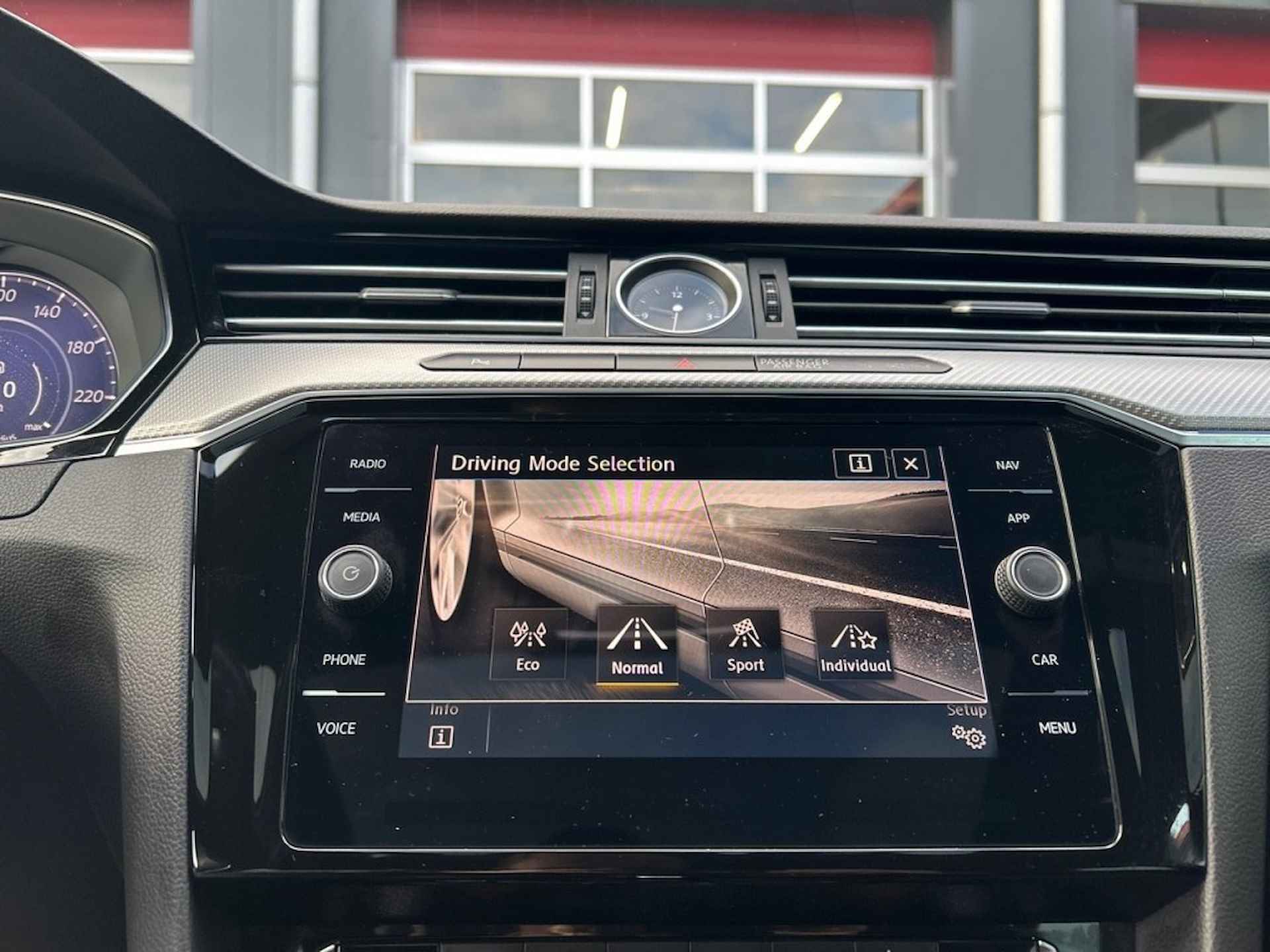 VOLKSWAGEN Arteon 1.5 TSI DSG R-LINE PANO-DAK/TREKHAAK/NAVI/CARPLAY/PDC/STOELVERW - 26/28