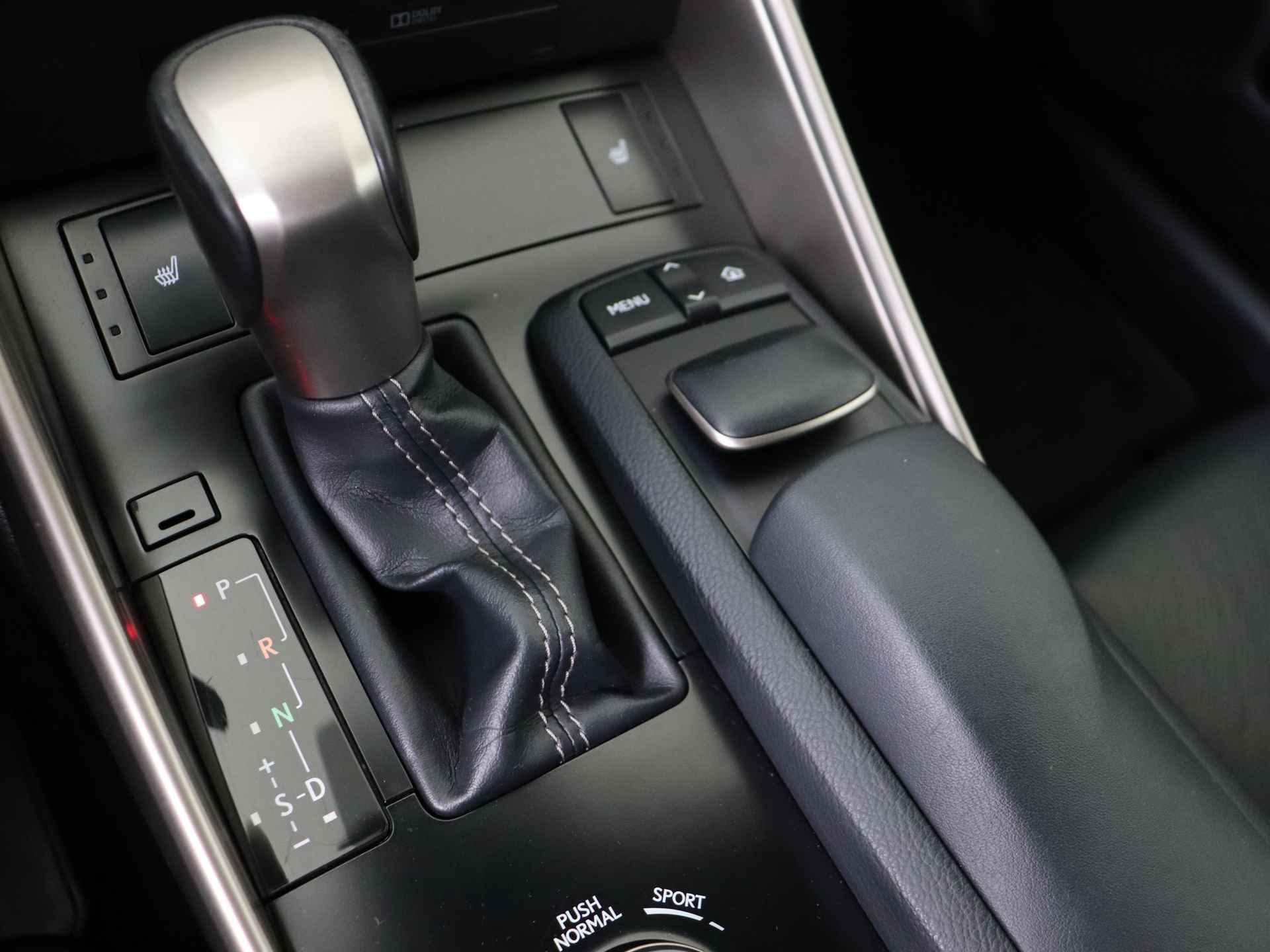 Lexus IS 300h Business Line Pro | Premium Navigatie | Lederen Bekleding | Stoelverwarming | - 12/46