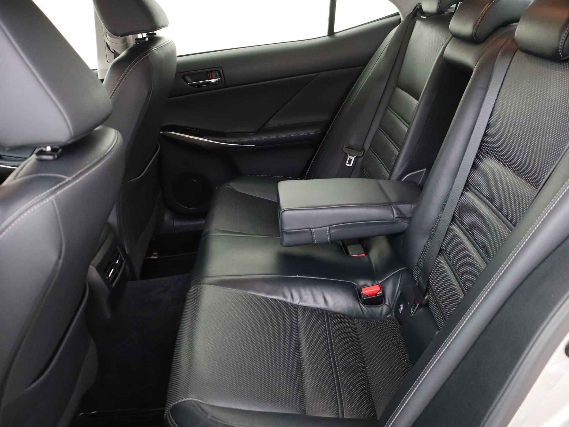 Lexus IS 300h Business Line Pro | Premium Navigatie | Lederen Bekleding | Stoelverwarming | - 21/46