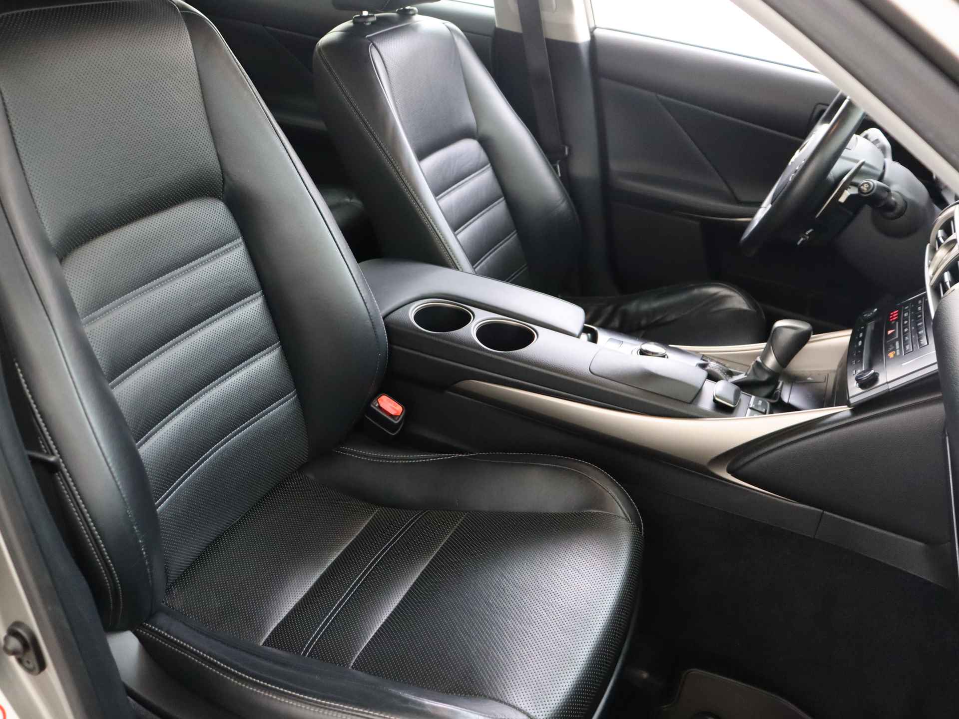 Lexus IS 300h Business Line Pro | Premium Navigatie | Lederen Bekleding | Stoelverwarming | - 31/46