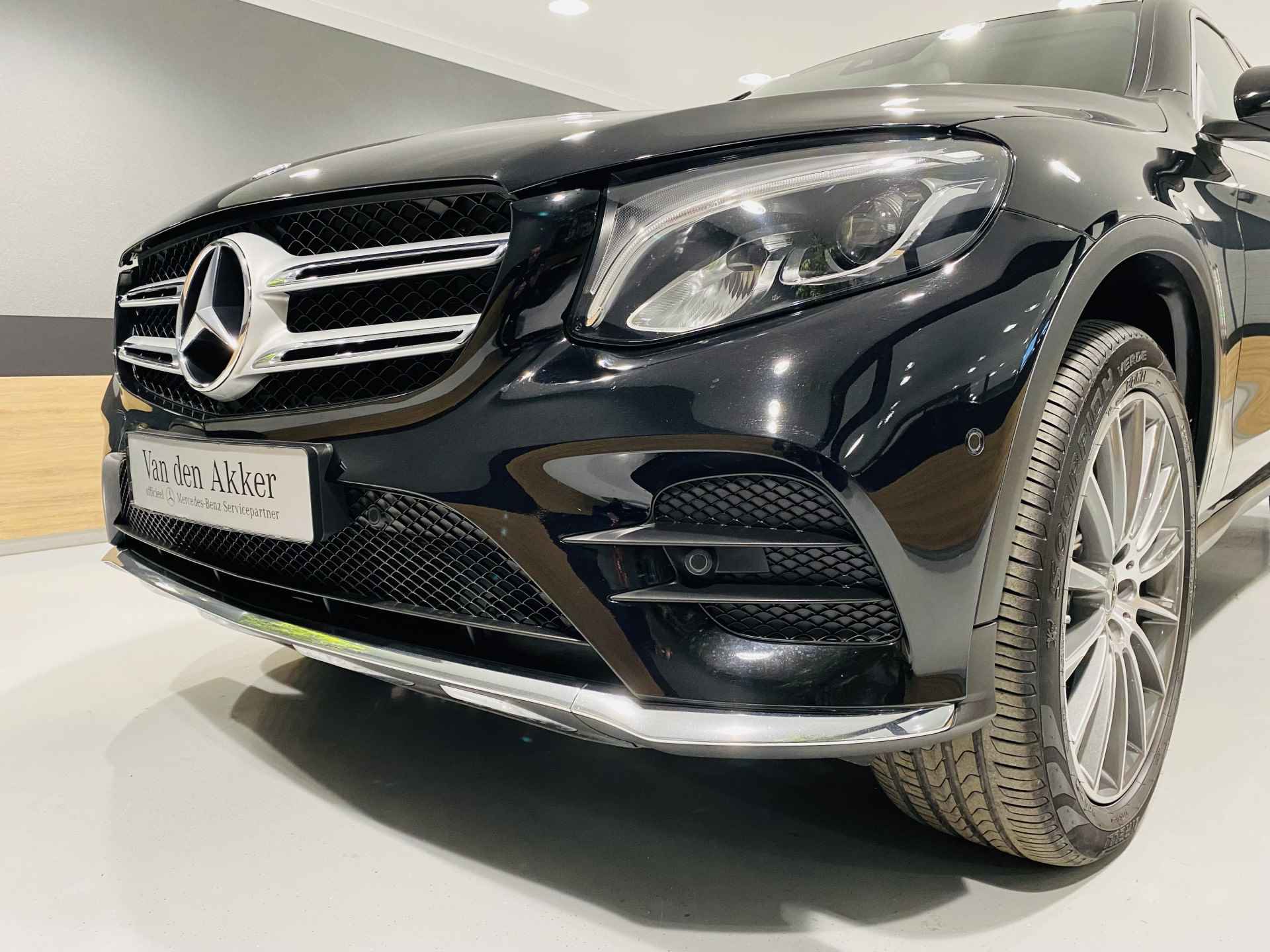 Mercedes-Benz GLC 250 4MATIC AMG // 20" Multi-Spaak Velgen // Lane Assist // Privacy Glas // LED Koplampen // Touchpad // Navigatie // Parkeerpilo - 35/36