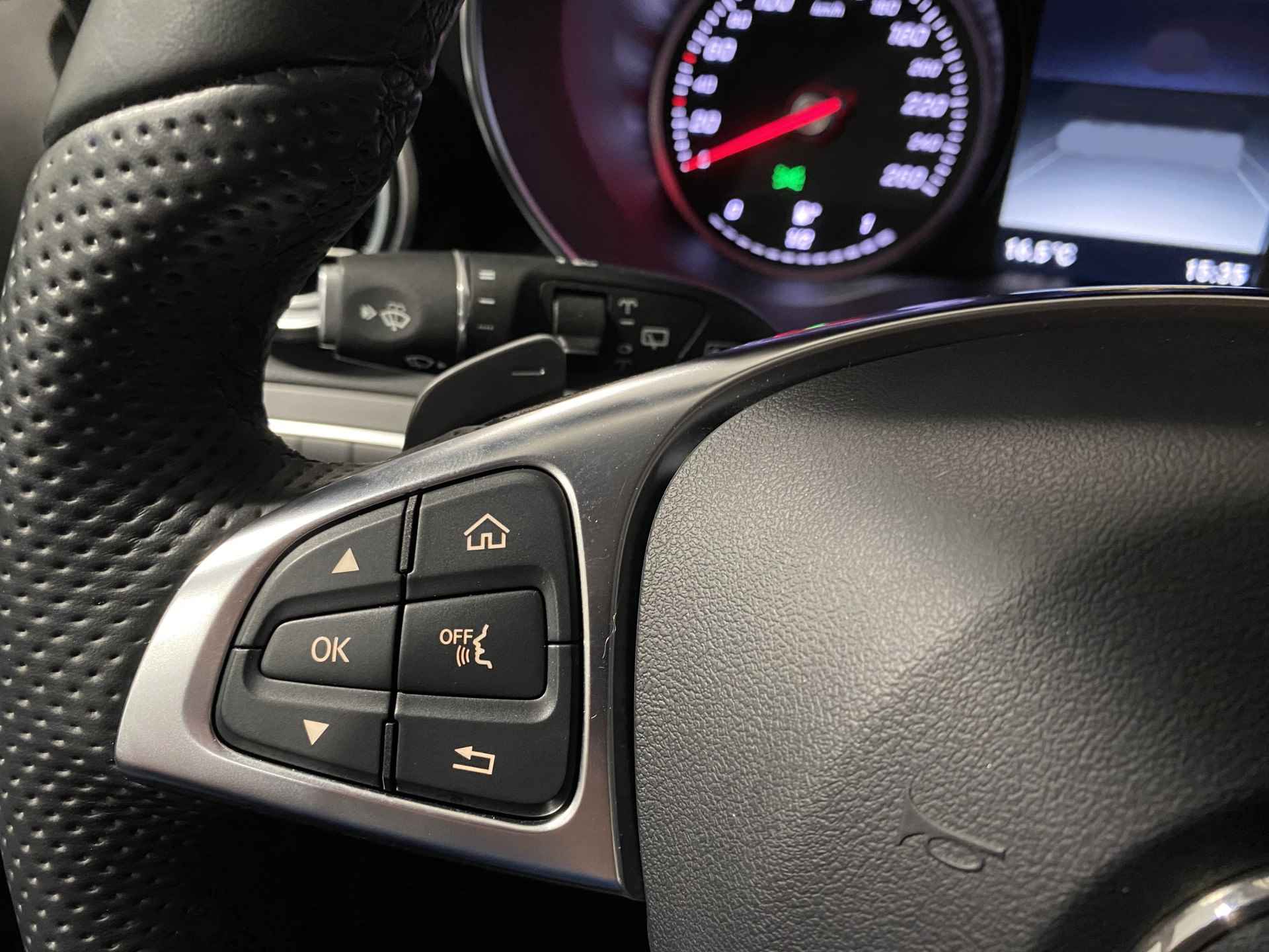 Mercedes-Benz GLC 250 4MATIC AMG // 20" Multi-Spaak Velgen // Lane Assist // Privacy Glas // LED Koplampen // Touchpad // Navigatie // Parkeerpilo - 3/36
