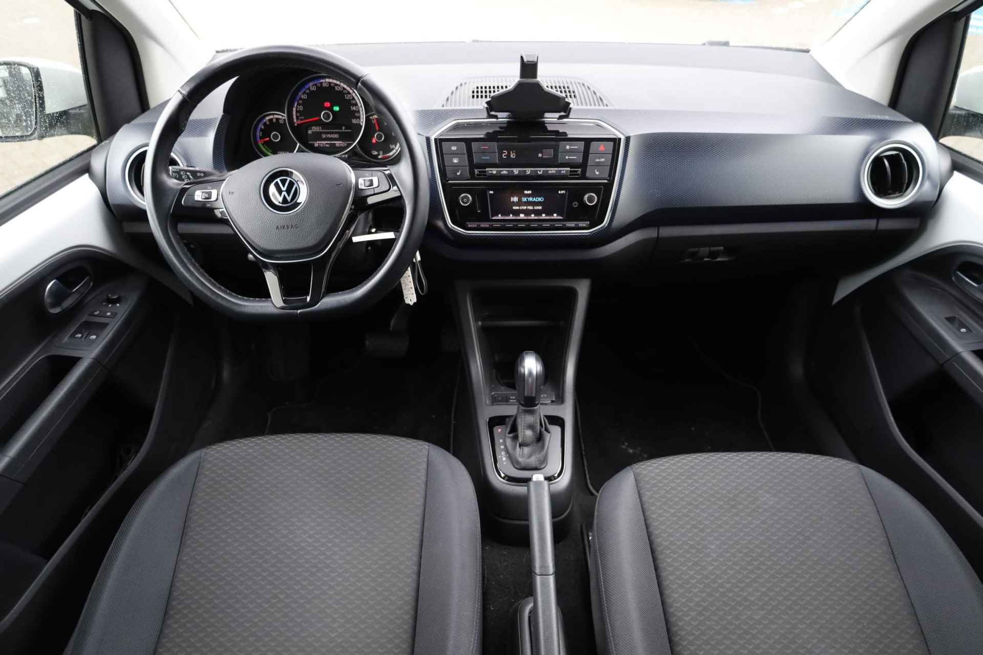 Volkswagen e-Up! e-up! 83PK / 61kW, 37KW Accu, climatronic, lederen multifunctioneel stuurwiel, cruise control, privacy glas, achteruitrijcamera, parkeersensoren, stoelverwarming, voorruit verwarming, lane assist, licht en regensensor, elektrische verstelbare en verwarmbare spiegels - 3/21
