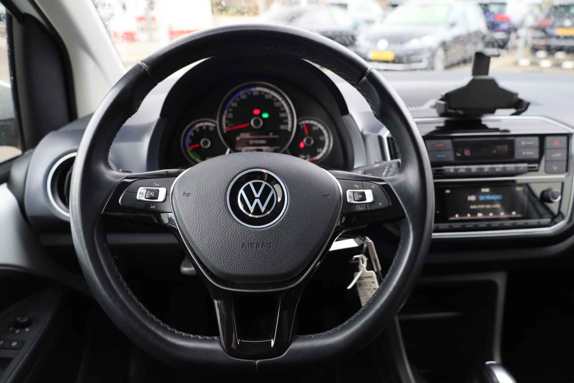 Volkswagen e-Up! e-up! 83PK / 61kW, 37KW Accu, climatronic, lederen multifunctioneel stuurwiel, cruise control, privacy glas, achteruitrijcamera, parkeersensoren, stoelverwarming, voorruit verwarming, lane assist, licht en regensensor, elektrische verstelbare en verwarmbare spiegels - 11/21