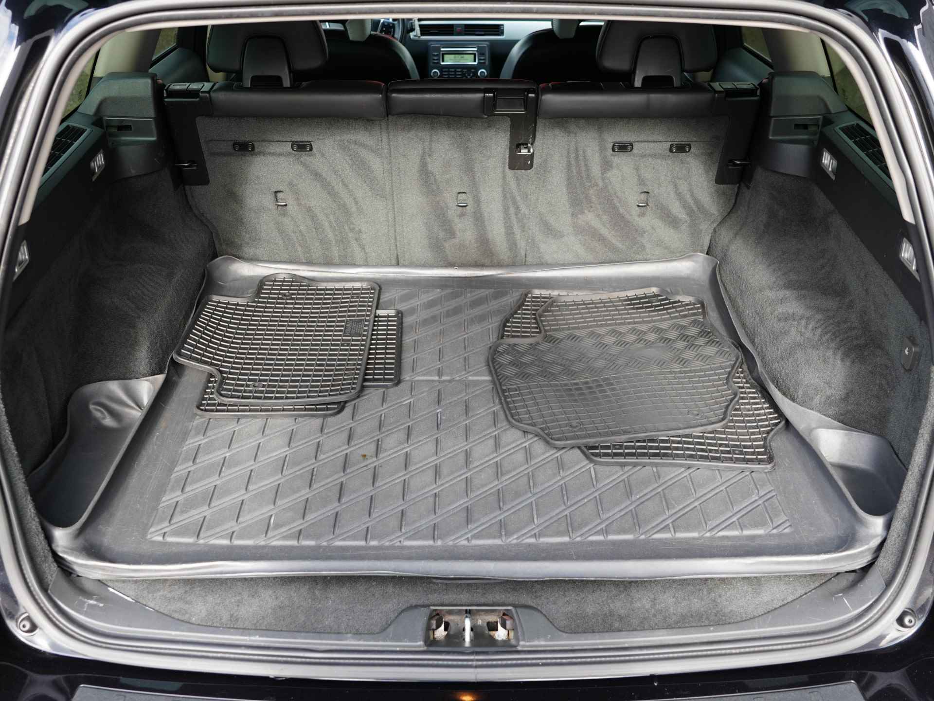 Volvo V70 2.0T R-Edition Electr. Achterklep | Stoelverwarming | Lederen Bekleding | Navi | Parkeersensoren | - 17/35