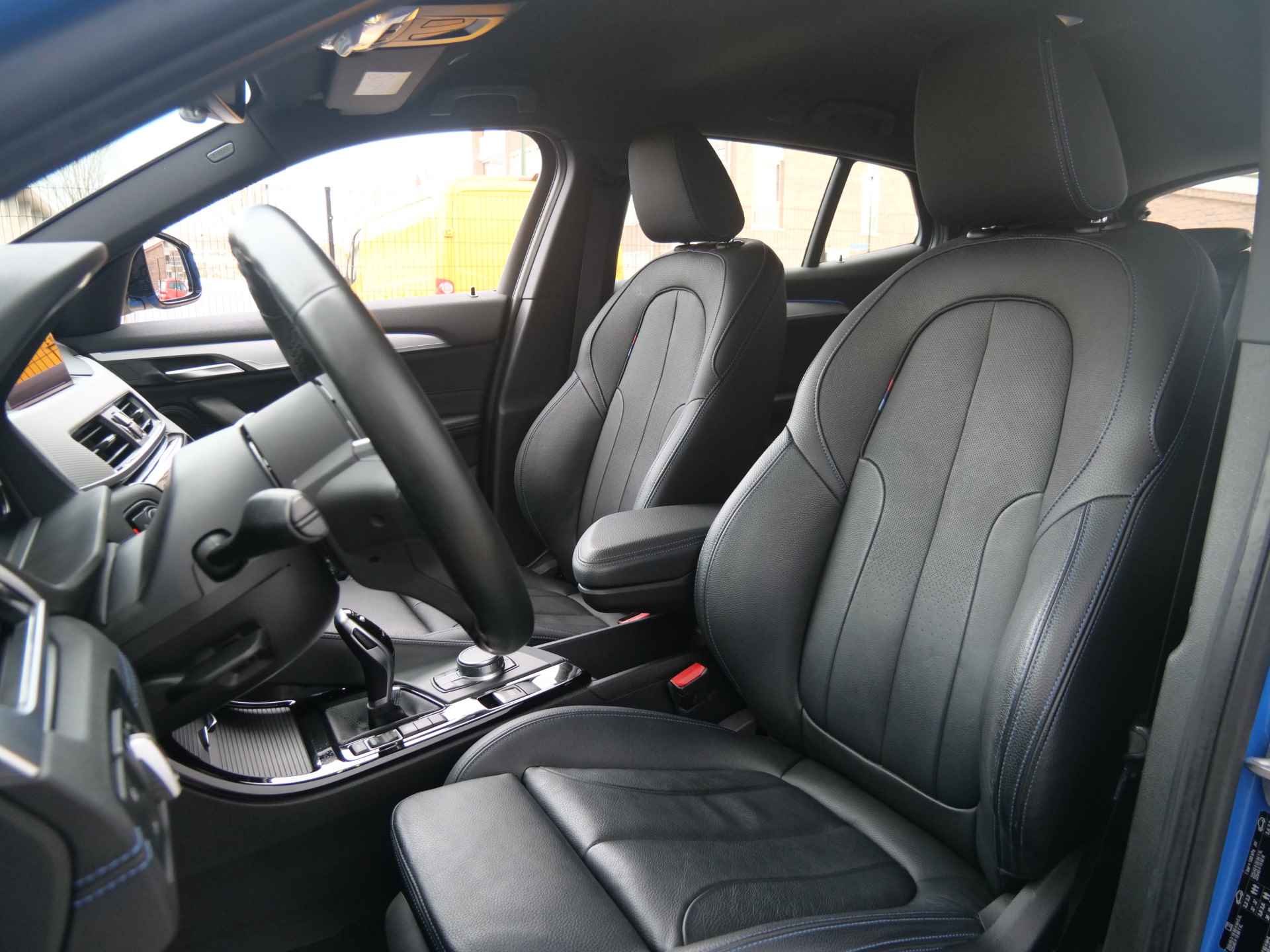 BMW X2 sDrive20i 192pk High Executive Automaat M-pakket LED / Head-up display / 19 Inch / Camera - 16/47