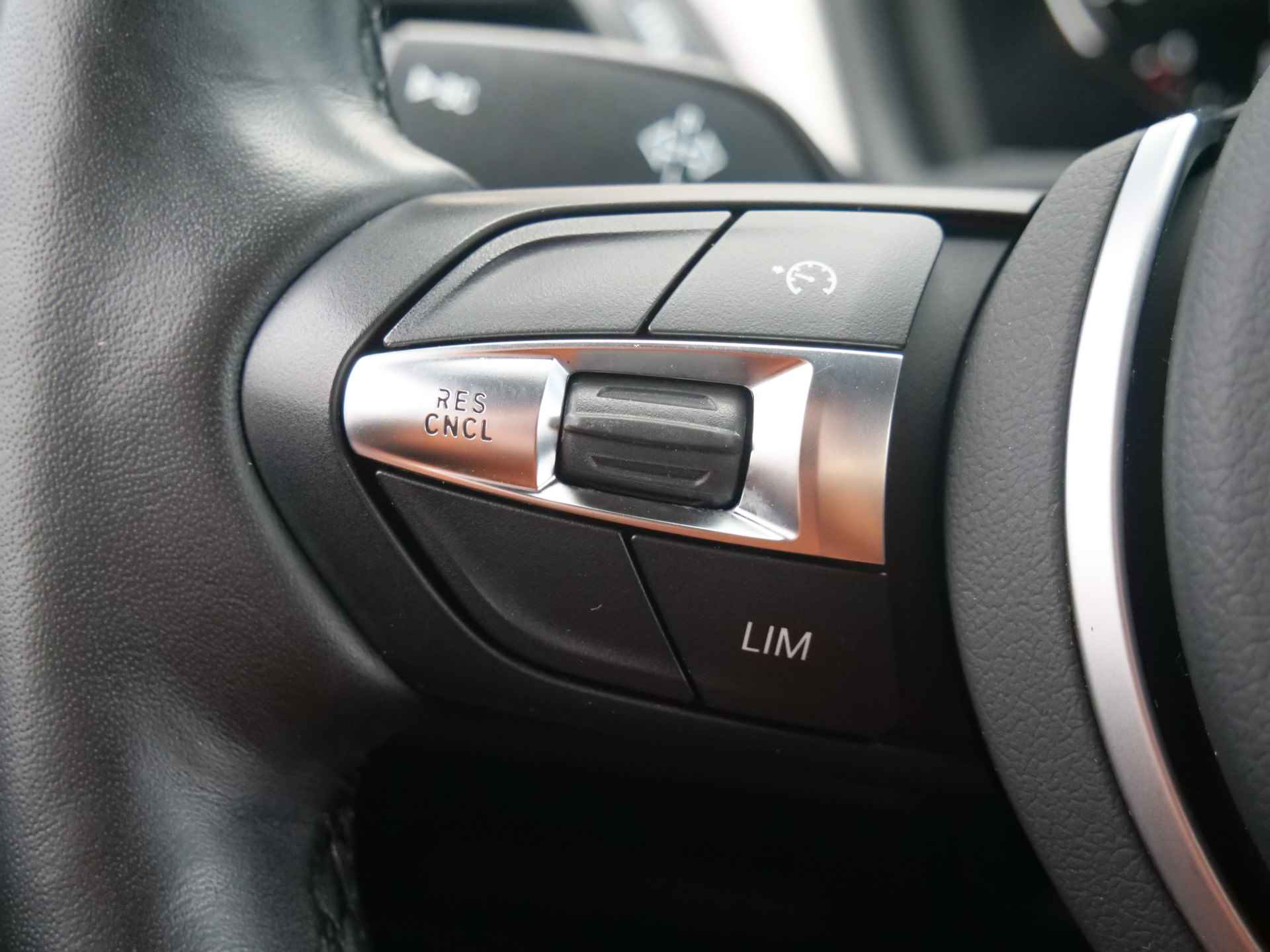 BMW X2 sDrive20i 192pk High Executive Automaat M-pakket LED / Head-up display / 19 Inch / Camera - 19/47