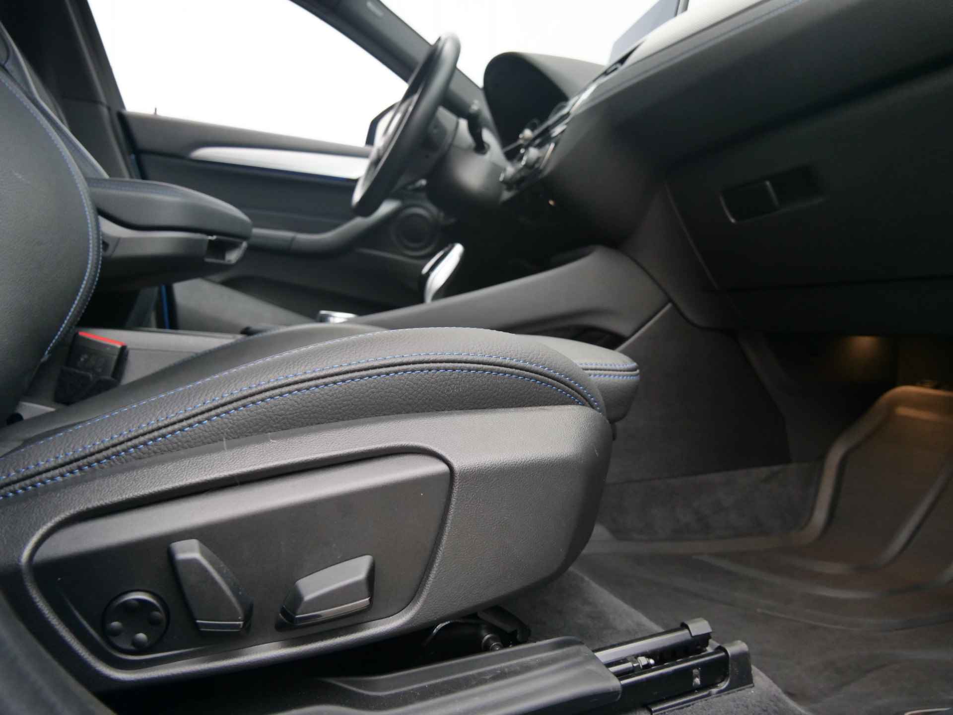 BMW X2 sDrive20i 192pk High Executive Automaat M-pakket LED / Head-up display / 19 Inch / Camera - 26/47
