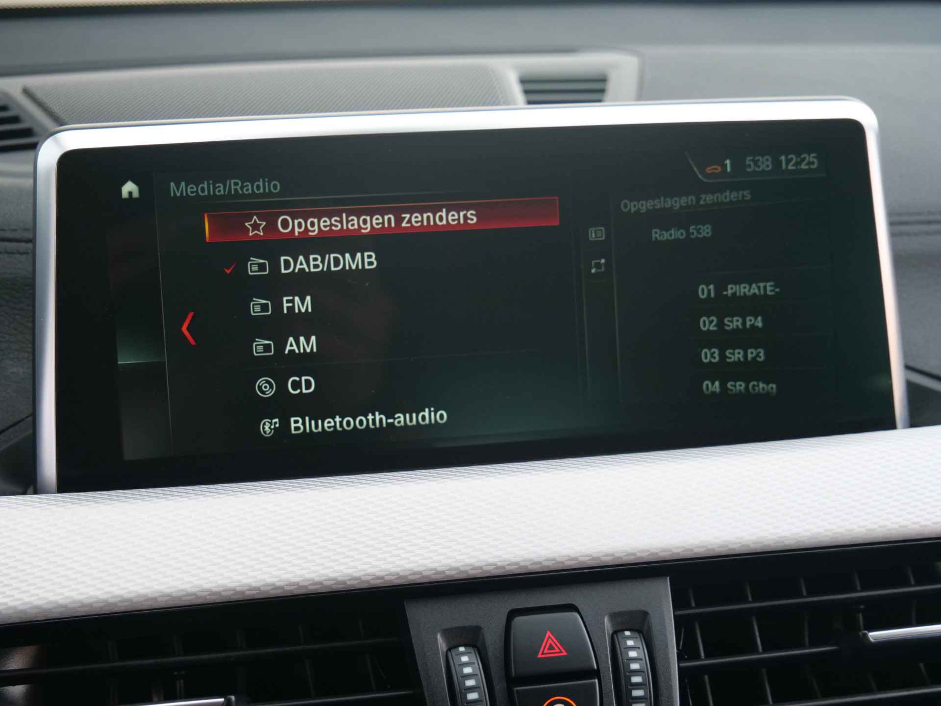 BMW X2 sDrive20i 192pk High Executive Automaat M-pakket LED / Head-up display / 19 Inch / Camera - 43/47