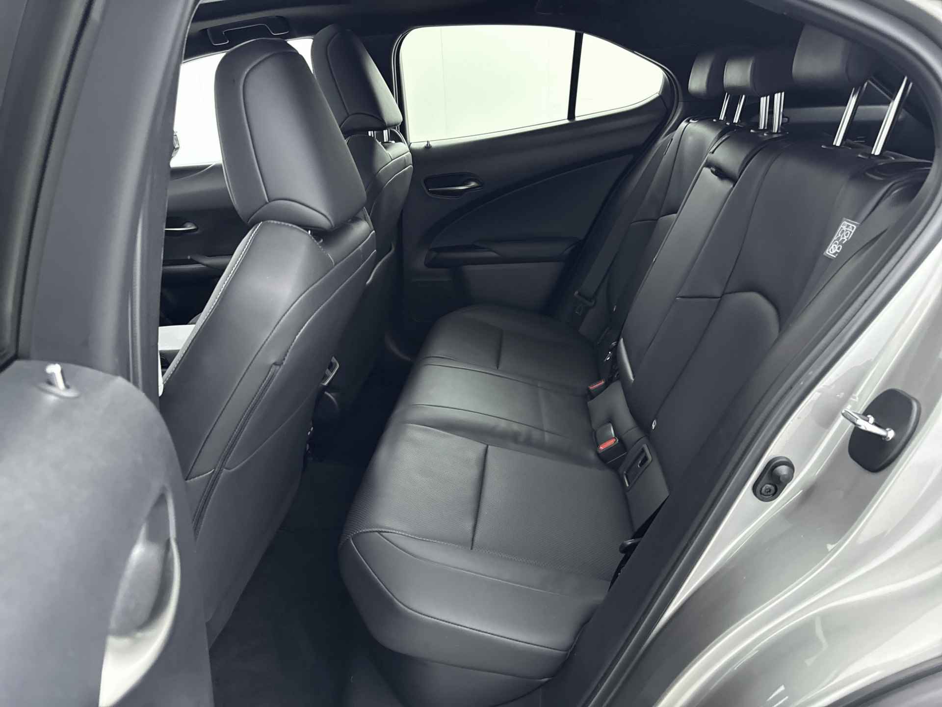 Lexus UX 250h Executive Line | President Pack | Mark Levinson | Glazen Schuif-/kanteldak | Lederen bekleding | Triple LED | Navigatie | Rondomzicht camera | - 23/49