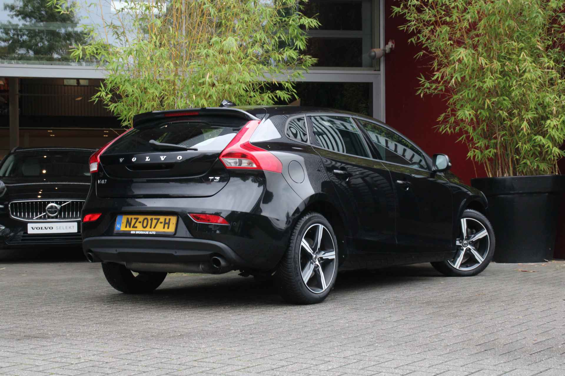 Volvo V40 2.0 T3 Nordic+ | R-Design velgen 17" | Camera | Stoelverwarming | Standkachel | Voorruitverwarming | LED - 3/18