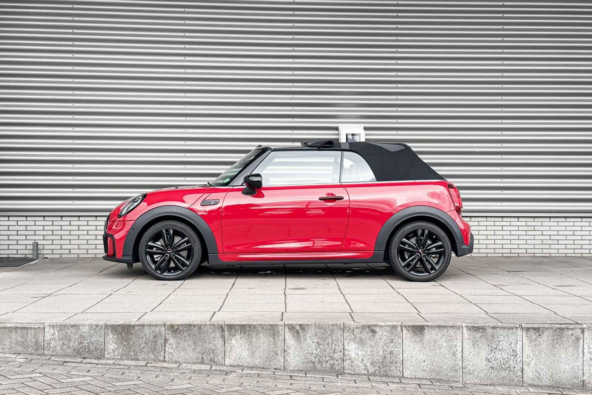 MINI Cabrio 2.0 Cooper S John Cooper Works /Harman Kardon /Head-up /Stuurwiel verwarmd /Achteruitrij camera | Selections - 2/26