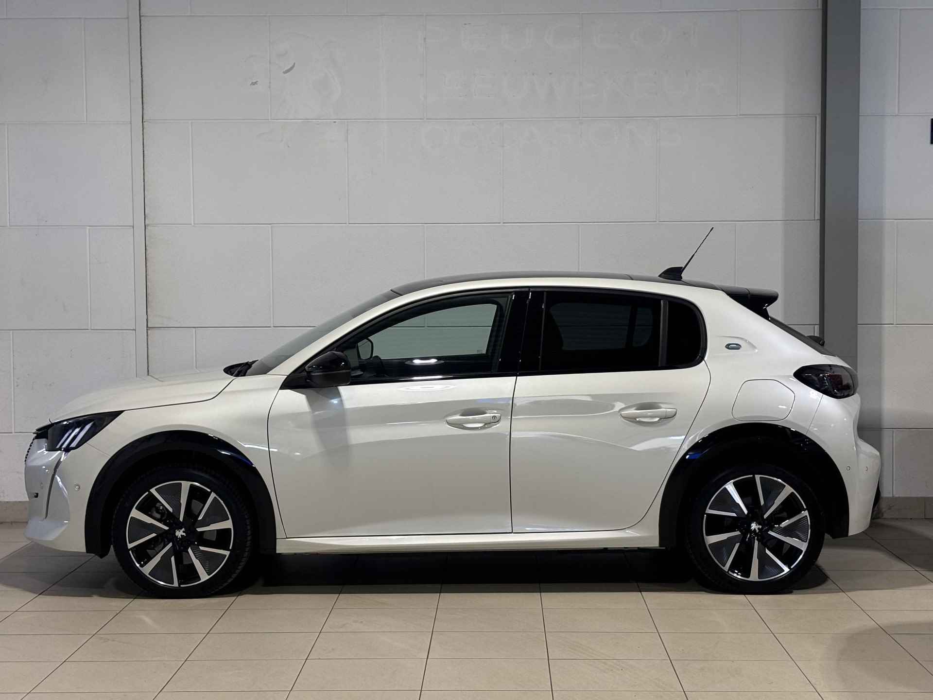 Peugeot e-208 5-deurs GT EV 3-FASEN 50kWh 136pk AUTOMAAT | PANODAK | NAVI | STOELVERW. | CAMERA | DODEHOEKBEW. | BLACK DIAMOND | DAB+ | LM-VELGEN 17" | - 10/70