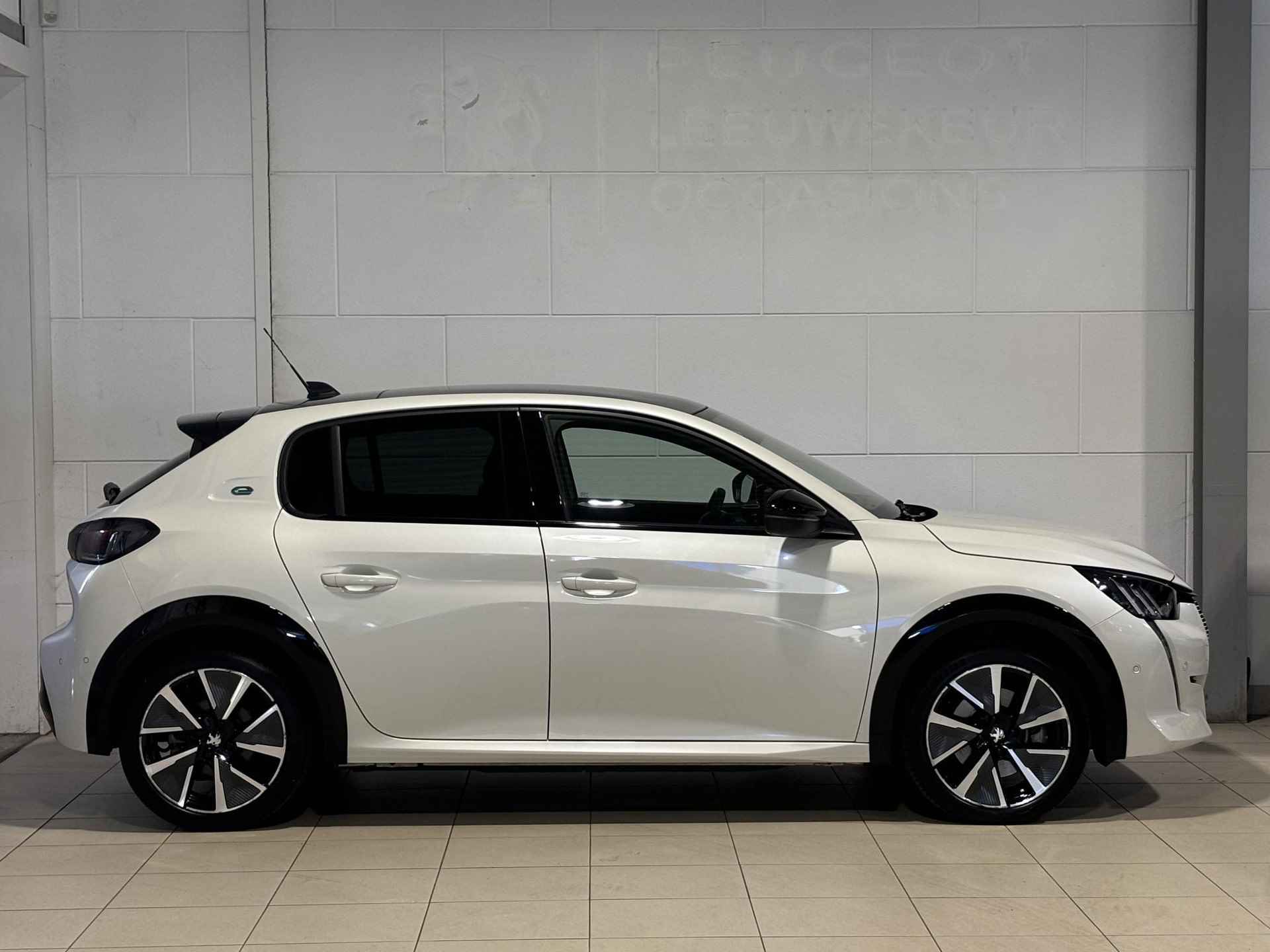 Peugeot e-208 5-deurs GT EV 3-FASEN 50kWh 136pk AUTOMAAT | PANODAK | NAVI | STOELVERW. | CAMERA | DODEHOEKBEW. | BLACK DIAMOND | DAB+ | LM-VELGEN 17" | - 11/70