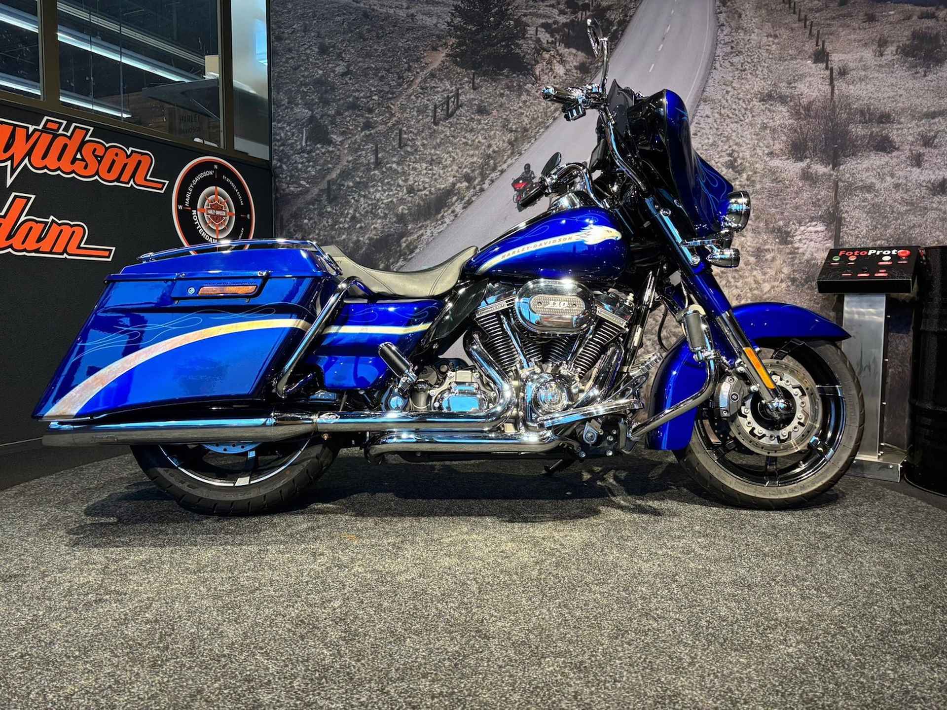 Harley-Davidson FLHXSE CVO STREET GLIDE - 2/13