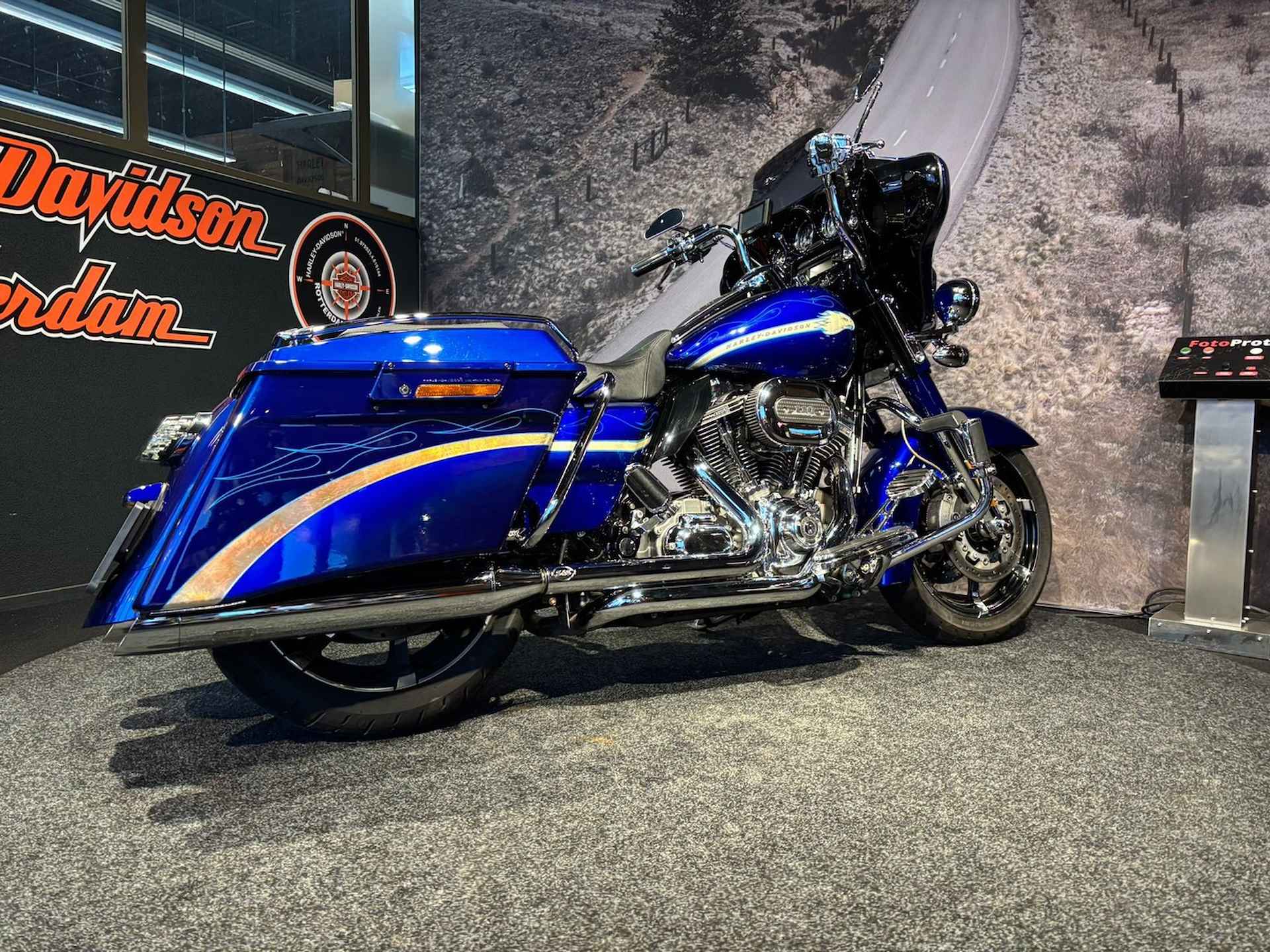 Harley-Davidson FLHXSE CVO STREET GLIDE - 3/13